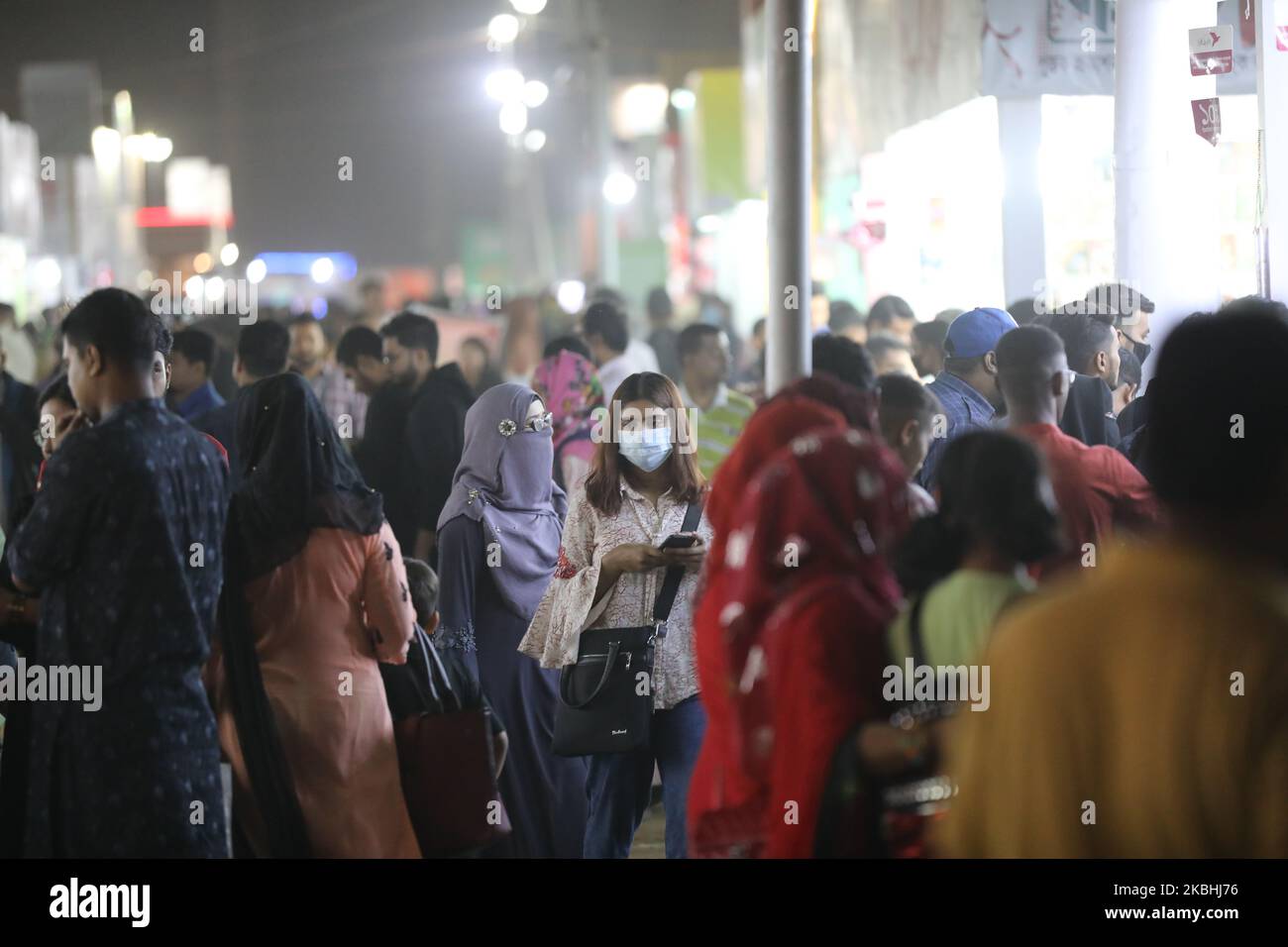 Les gens portent un masque de protection du visage car la ville de Dhaka se classe au deuxième rang de la liste des villes ayant le pire air dans l'indice de la qualité de l'air (IQA), à Dhaka, au Bangladesh, sur 22 février 2020. (Photo de Rehman Asad/NurPhoto) Banque D'Images