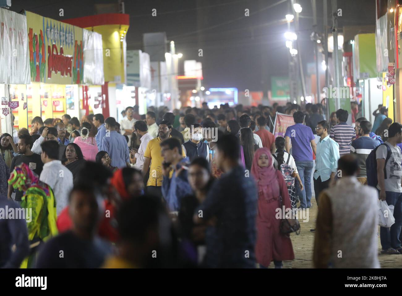 Les gens portent un masque de protection du visage car la ville de Dhaka se classe au deuxième rang de la liste des villes ayant le pire air dans l'indice de la qualité de l'air (IQA), à Dhaka, au Bangladesh, sur 22 février 2020. (Photo de Rehman Asad/NurPhoto) Banque D'Images