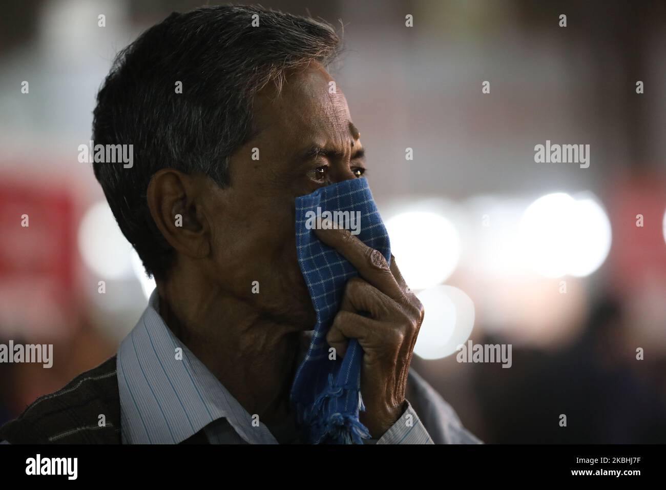Un homme porte un masque de protection du visage, la ville de Dhaka se classant au deuxième rang de la liste des villes ayant le pire air dans l'indice de la qualité de l'air (IQA), à Dhaka, au Bangladesh, sur 22 février 2020. (Photo de Rehman Asad/NurPhoto) Banque D'Images