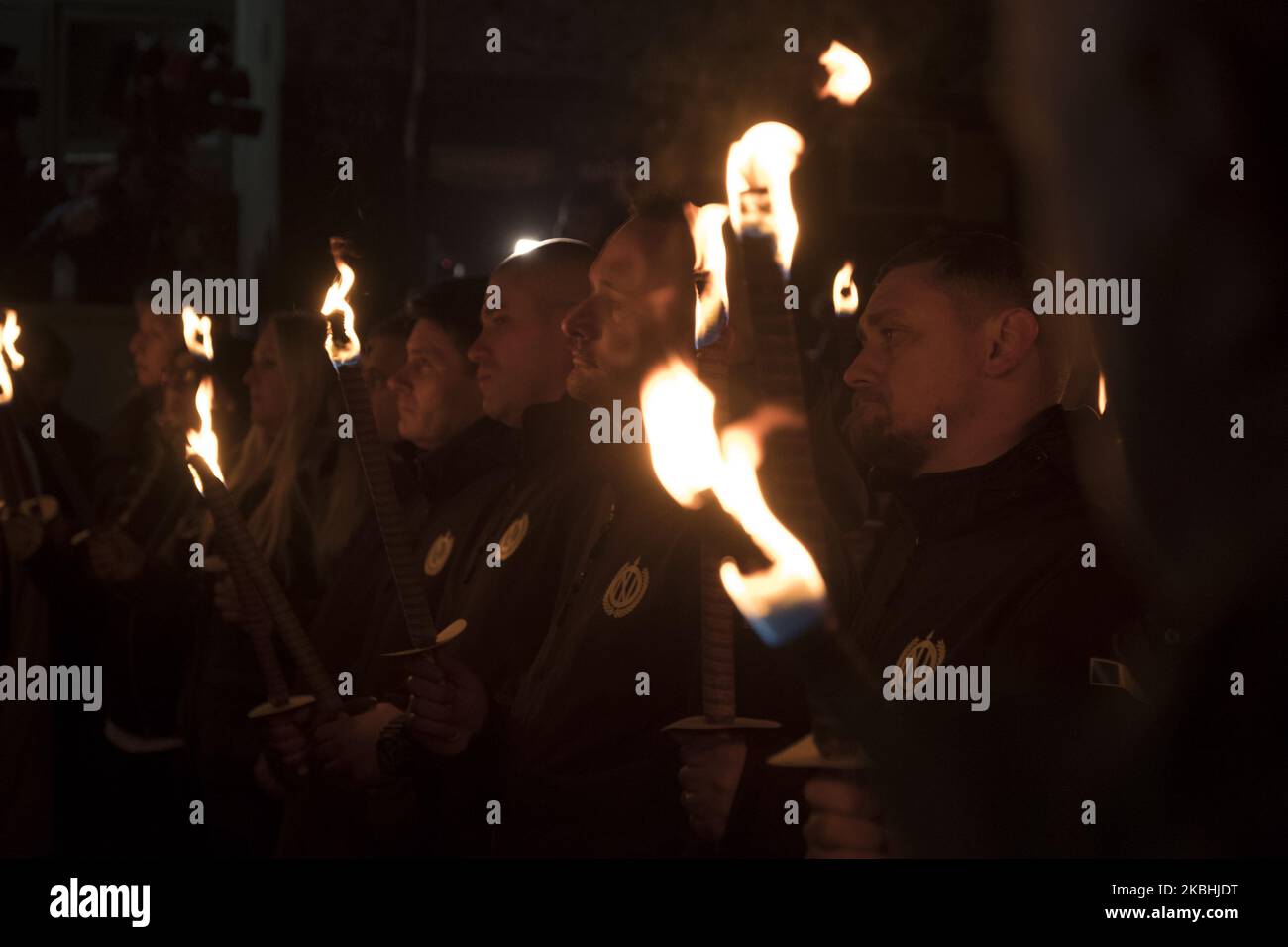 Les nationalistes honorent le général de l'ère nazie, Hristo Loukov, alors qu'ils se rassemblent devant sa maison, prononçant des discours et laissant des fleurs. Une marche annuelle de Lukov a lieu chaque février depuis 2003. Cette année, la marche a été interdite par ordonnance du tribunal. Le groupe, qui comprenait des participants de France, d'Allemagne et de Hongrie, a été forcé de réduire sa célébration annuelle à Sofia sur 22 février 2020. (Photo de Jodi Hilton/NurPhoto) Banque D'Images