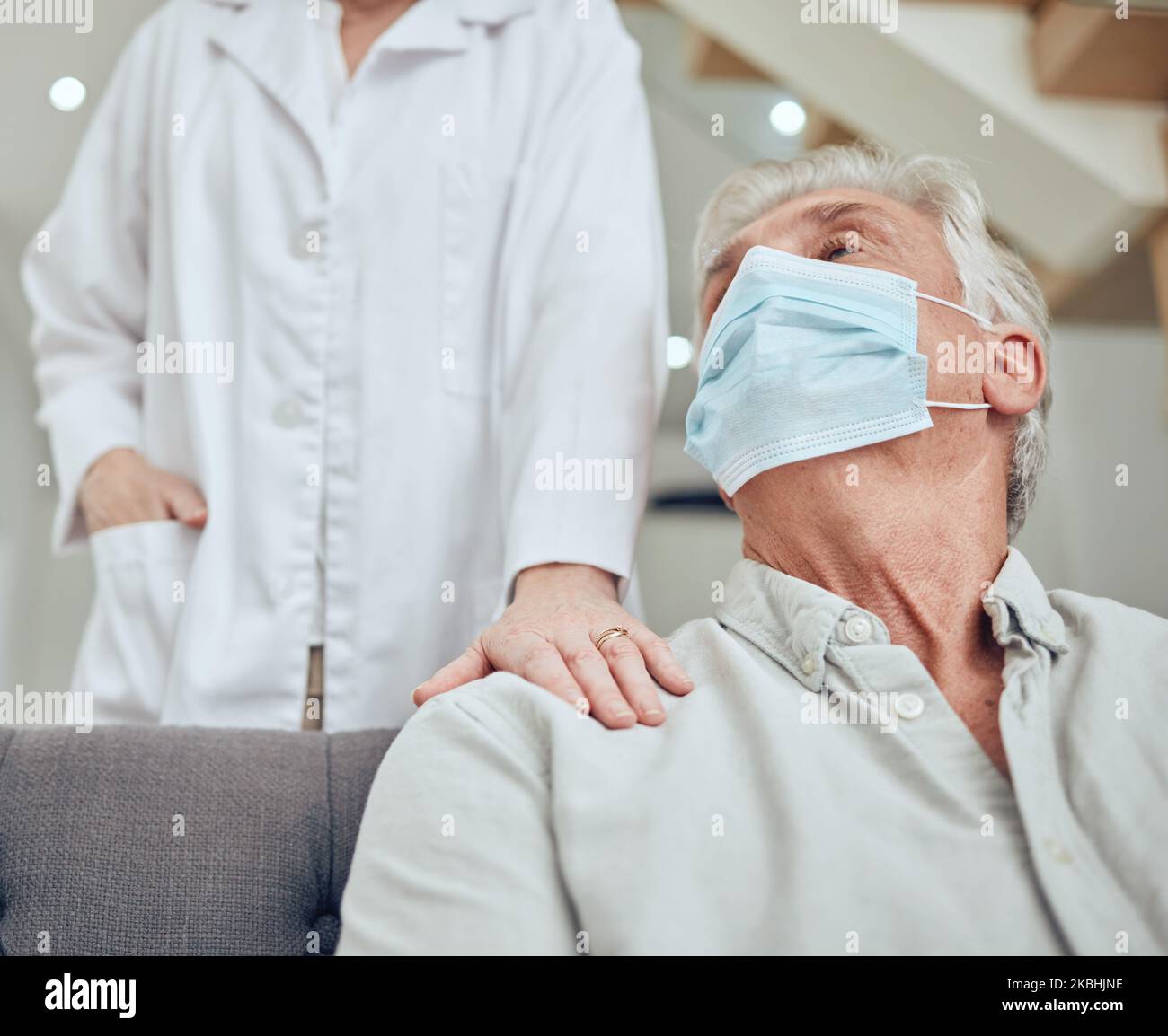 Covid, retraite et aide à vivre avec un homme dans un masque et un médecin pendant un rendez-vous de visite à domicile. Santé, médecine et assurance avec un senior Banque D'Images