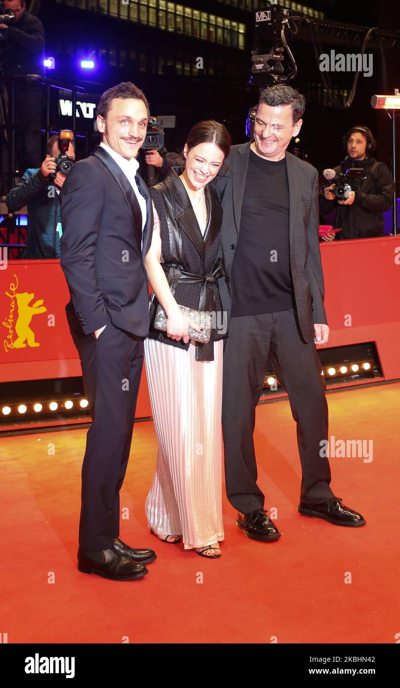 Les acteurs allemands Franz Rogowski, Paula Beer et le réalisateur Christian Petzold posent à la première "Undine" lors du Festival International du film de Berlin 70th à Berlinale Palast sur 23 février 2020 à Berlin, en Allemagne. (Photo par Dominika Zarzycka/NurPhoto) Banque D'Images