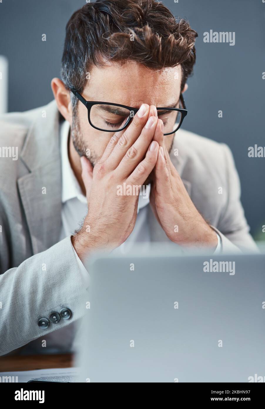 Pourquoi ce PC portable ne se bloque-t-il pas ? un jeune homme d'affaires  qui a l'air stressé lorsqu'il travaille sur un ordinateur portable dans un  bureau Photo Stock - Alamy