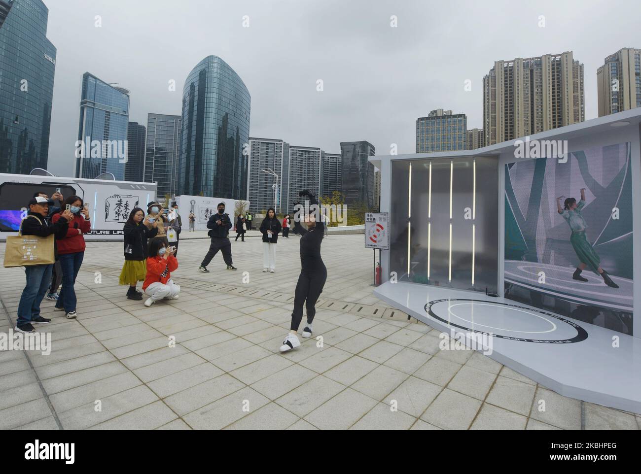 HANGZHOU, CHINE - 4 NOVEMBRE 2022 - des danseurs se produisent avec des personnes numériques virtuelles pour le public au future Life Festival 2022 à Hangzhou, Zhejia Banque D'Images