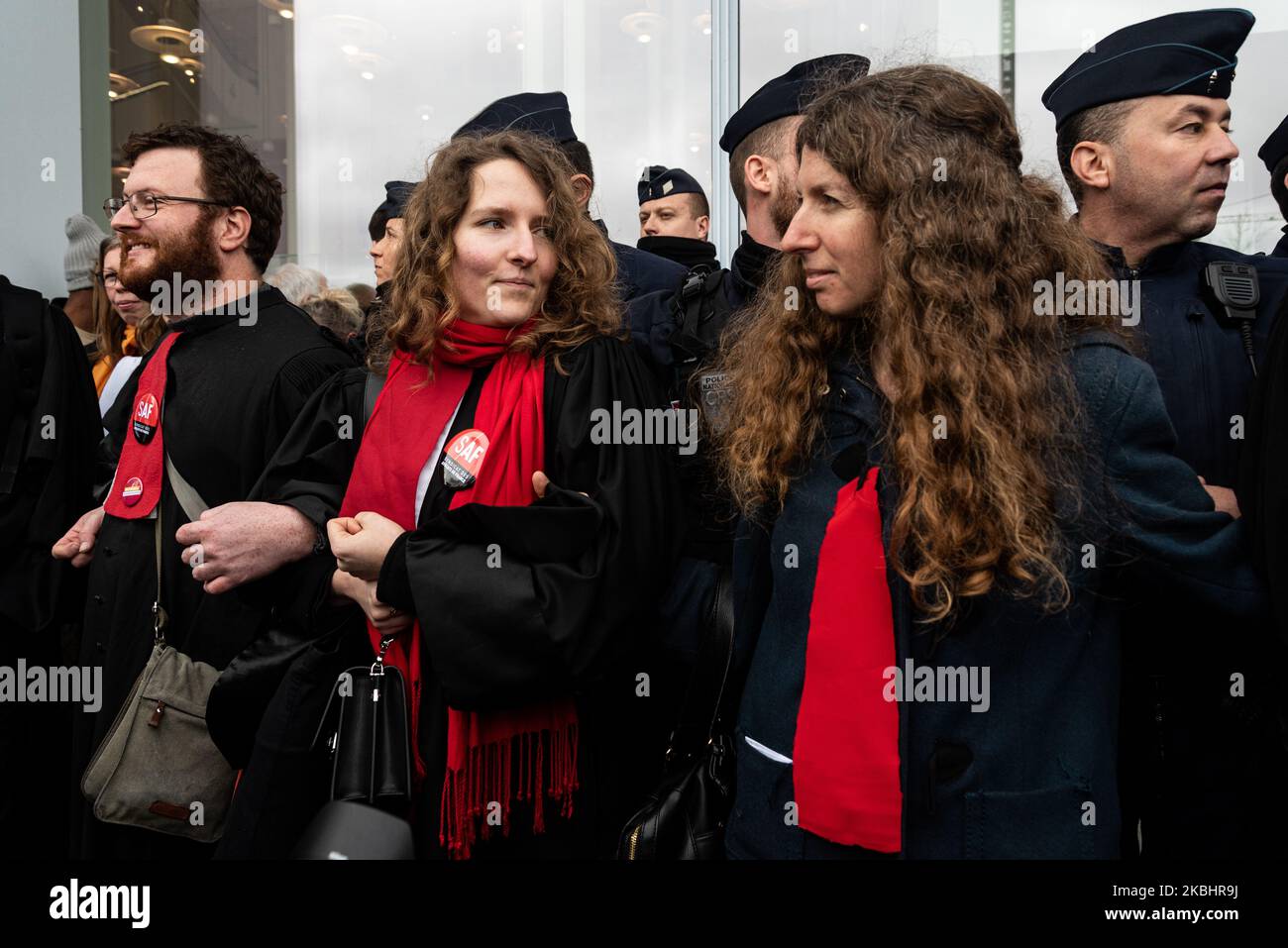 Le 24 février 2020, plusieurs dizaines d'avocats en grève de l'Union des avocats français (SAF) ont bloqué toute l'accès au Tribunal de Grande instance de Paris (TGI) toute la matinée afin de protester contre la réforme des retraites. (Photo de Samuel Boivin/NurPhoto) Banque D'Images