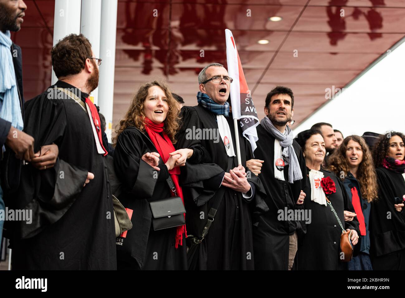 Le 24 février 2020, plusieurs dizaines d'avocats en grève de l'Union des avocats français (SAF) ont bloqué toute l'accès au Tribunal de Grande instance de Paris (TGI) toute la matinée afin de protester contre la réforme des retraites. (Photo de Samuel Boivin/NurPhoto) Banque D'Images