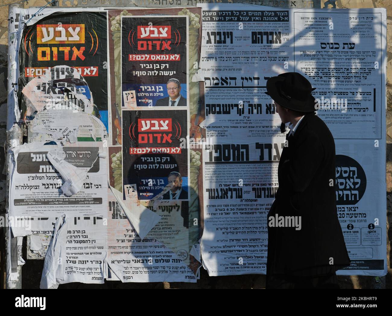 Un juif ultra-orthodoxe regarde une affiche de campagne électorale pour le parti d’extrême-droite Otzma Yehudit, le long de la rue Yirmiyahu, à Shikun Chabad, un quartier juif hassidique du nord de Jérusalem. Les Israéliens se dirigent vers les urnes pour la troisième élection en moins d'un an sur 2 mars. Lundi, 24 février 2020, à Jérusalem, Israël. (Photo par Artur Widak/NurPhoto) Banque D'Images