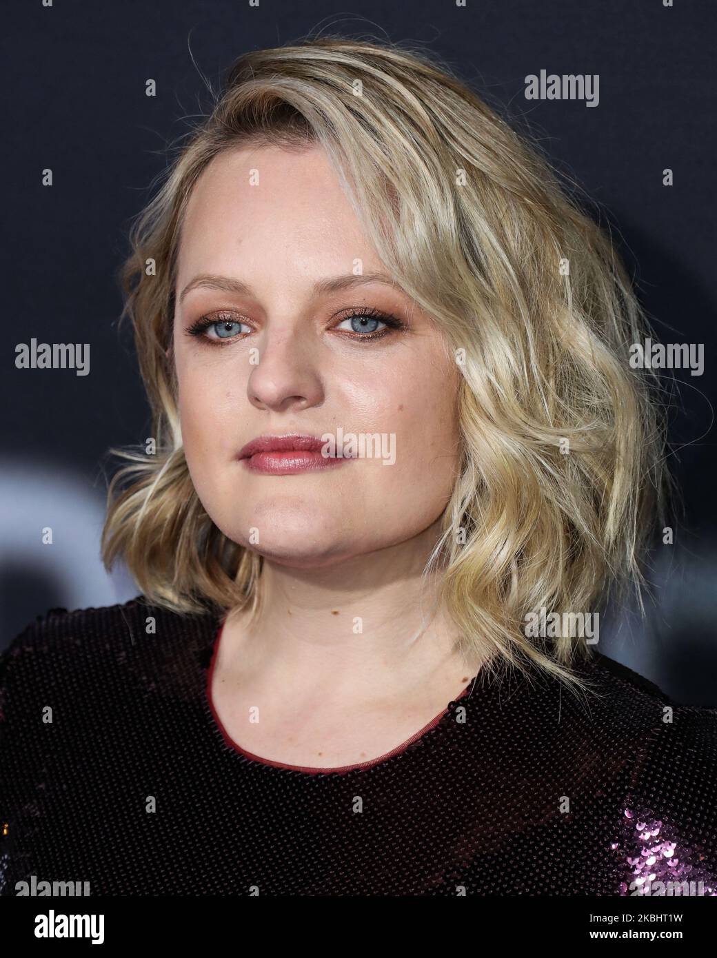 HOLLYWOOD, LOS ANGELES, CALIFORNIE, ÉTATS-UNIS - FÉVRIER 24 : L'actrice Elisabeth Moss portant une robe Tom Ford, des chaussures Christian Louboutin, un sac Tyler Ellis avec joaillerie Djula et Yves Tufenkjian arrive à la première de Los Angeles de Universal Pictures 'l'homme invisible' tenue au Théâtre chinois IMAX de TCL sur 24 février 2020 à Hollywood, Los Angeles, Californie, États-Unis. (Photo par Xavier Collin/image Press Agency/NurPhoto) Banque D'Images