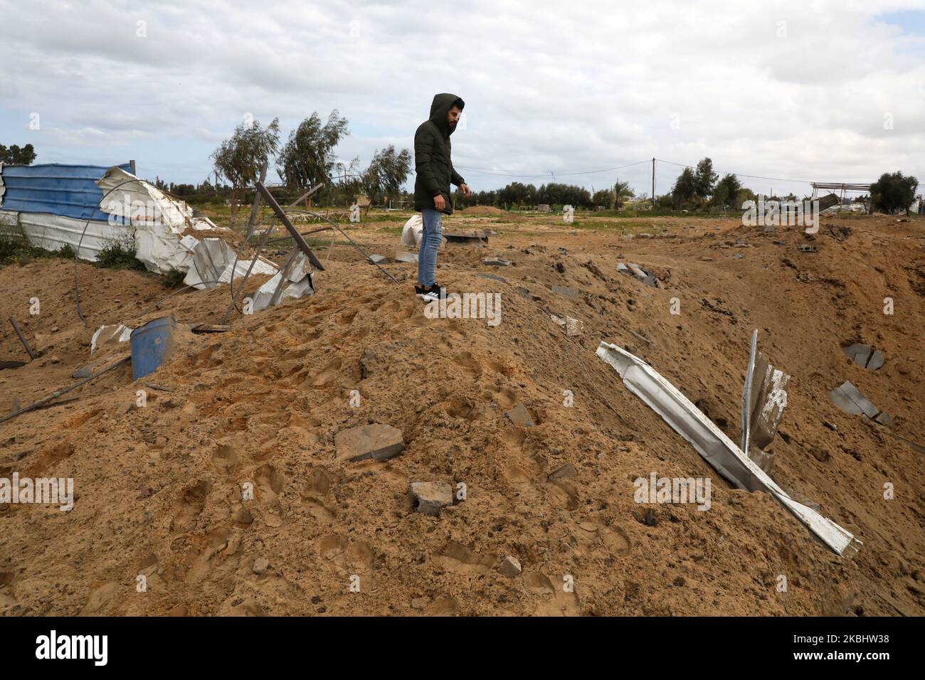 Un homme palestinien inspecte un site, visé par une frappe aérienne israélienne la veille pour avoir été un terrain d'entraînement pour le groupe, dans la ville de Gaza, sur 25 février 2020. - Le calme est revenu après une poussée de deux jours dans et autour de Gaza comme une trêve entre Israël et le groupe militant palestinien Jihad semble s'être emparé après les premières craintes. L'armée israélienne n'a signalé aucun tir de roquette en provenance du territoire au cours de la matinée . (Photo de Majdi Fathi/NurPhoto) Banque D'Images