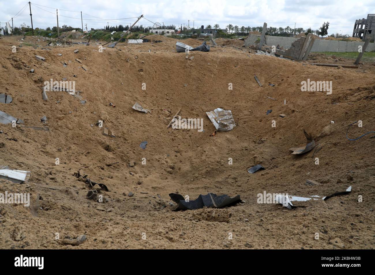 Un homme palestinien inspecte un site, visé par une frappe aérienne israélienne la veille pour avoir été un terrain d'entraînement pour le groupe, dans la ville de Gaza, sur 25 février 2020. - Le calme est revenu après une poussée de deux jours dans et autour de Gaza comme une trêve entre Israël et le groupe militant palestinien Jihad semble s'être emparé après les premières craintes. L'armée israélienne n'a signalé aucun tir de roquette en provenance du territoire au cours de la matinée . (Photo de Majdi Fathi/NurPhoto) Banque D'Images