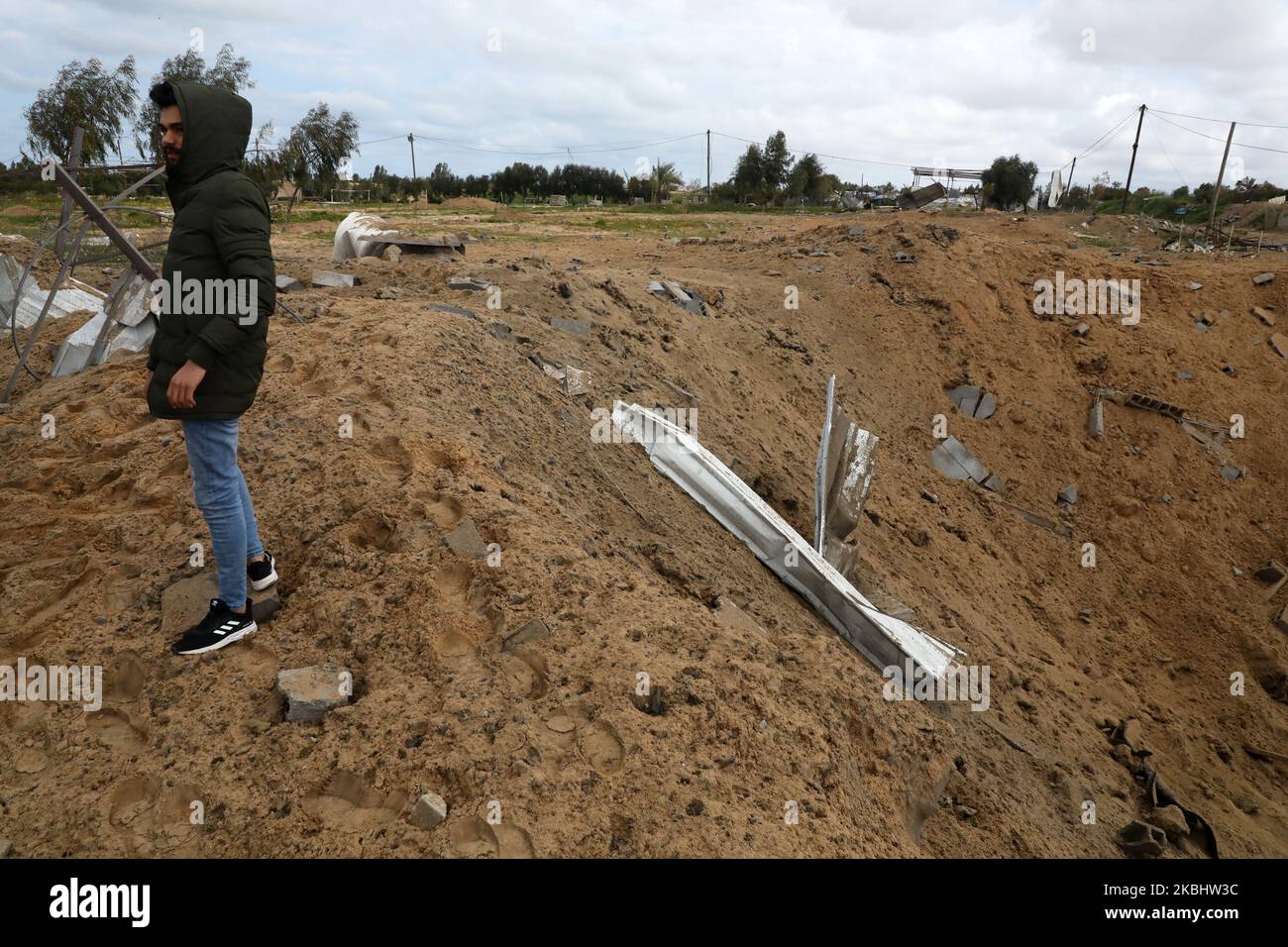 Un homme palestinien inspecte un site, visé par une frappe aérienne israélienne la veille pour avoir été un terrain d'entraînement pour le groupe, dans la ville de Gaza, sur 25 février 2020. - Le calme est revenu après une poussée de deux jours dans et autour de Gaza comme une trêve entre Israël et le groupe militant palestinien Jihad semble s'être emparé après les premières craintes. L'armée israélienne n'a signalé aucun tir de roquette en provenance du territoire au cours de la matinée . (Photo de Majdi Fathi/NurPhoto) Banque D'Images