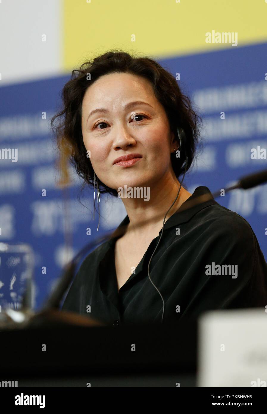 (G-D) l'actrice sud-coréenne Seo Young-hwa participe à la conférence de presse « la femme qui a dirigé » lors du Festival international du film de Berlinale 70th à Grand Hyatt à Berlin, en Allemagne, sur 25 février 2020. (Photo par Dominika Zarzycka/NurPhoto) Banque D'Images