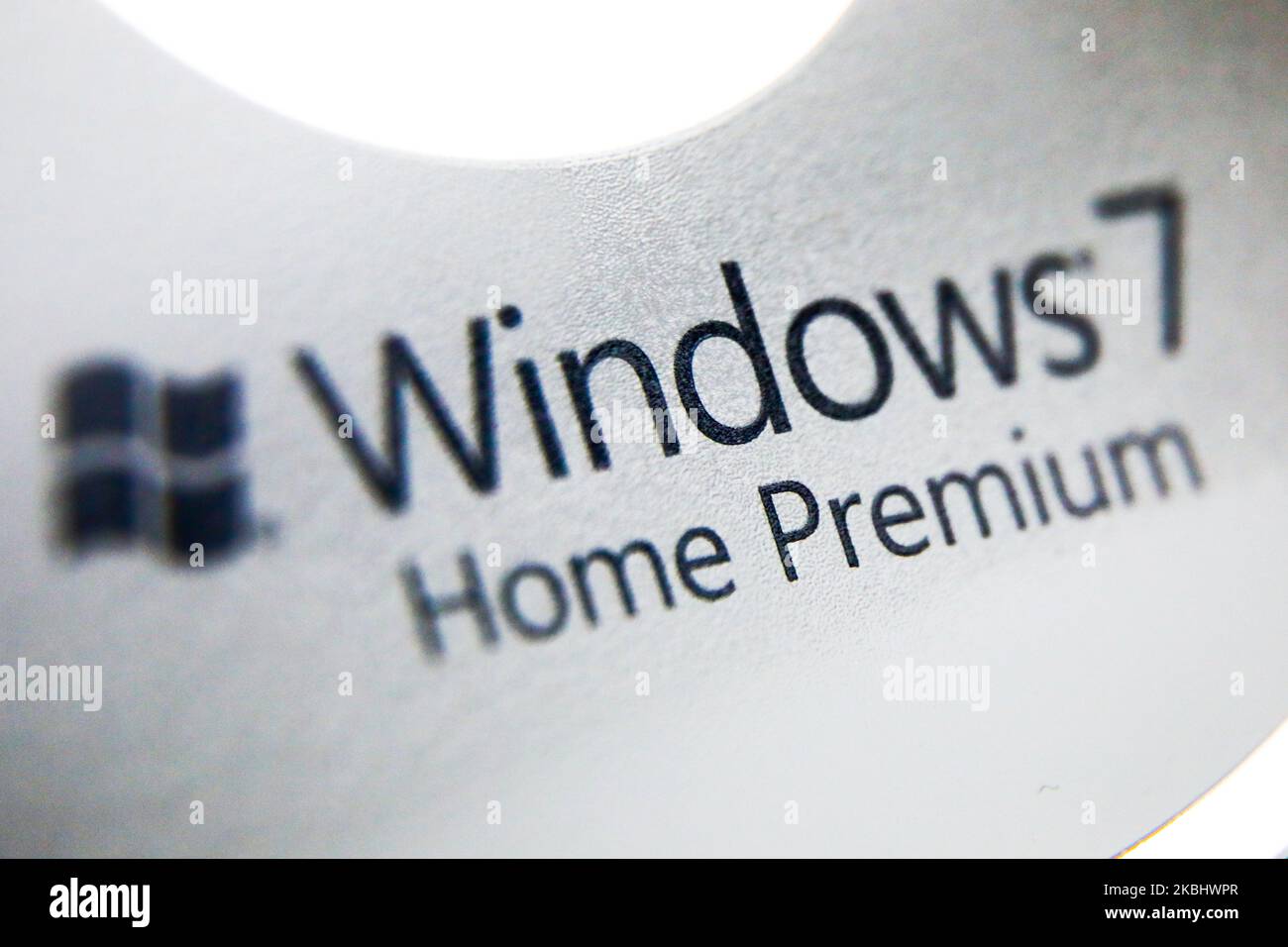 Le disque du système d'exploitation Windows 7 Home Premium est représenté en Pologne le 22 février 2020. Après 10 ans, la prise en charge de Windows 7 a pris fin sur 14 janvier 2020. Microsoft ne fournira plus de mises à jour logicielles et de support, y compris les mises à jour de sécurité. (Photo de Beata Zawrzel/NurPhoto) Banque D'Images