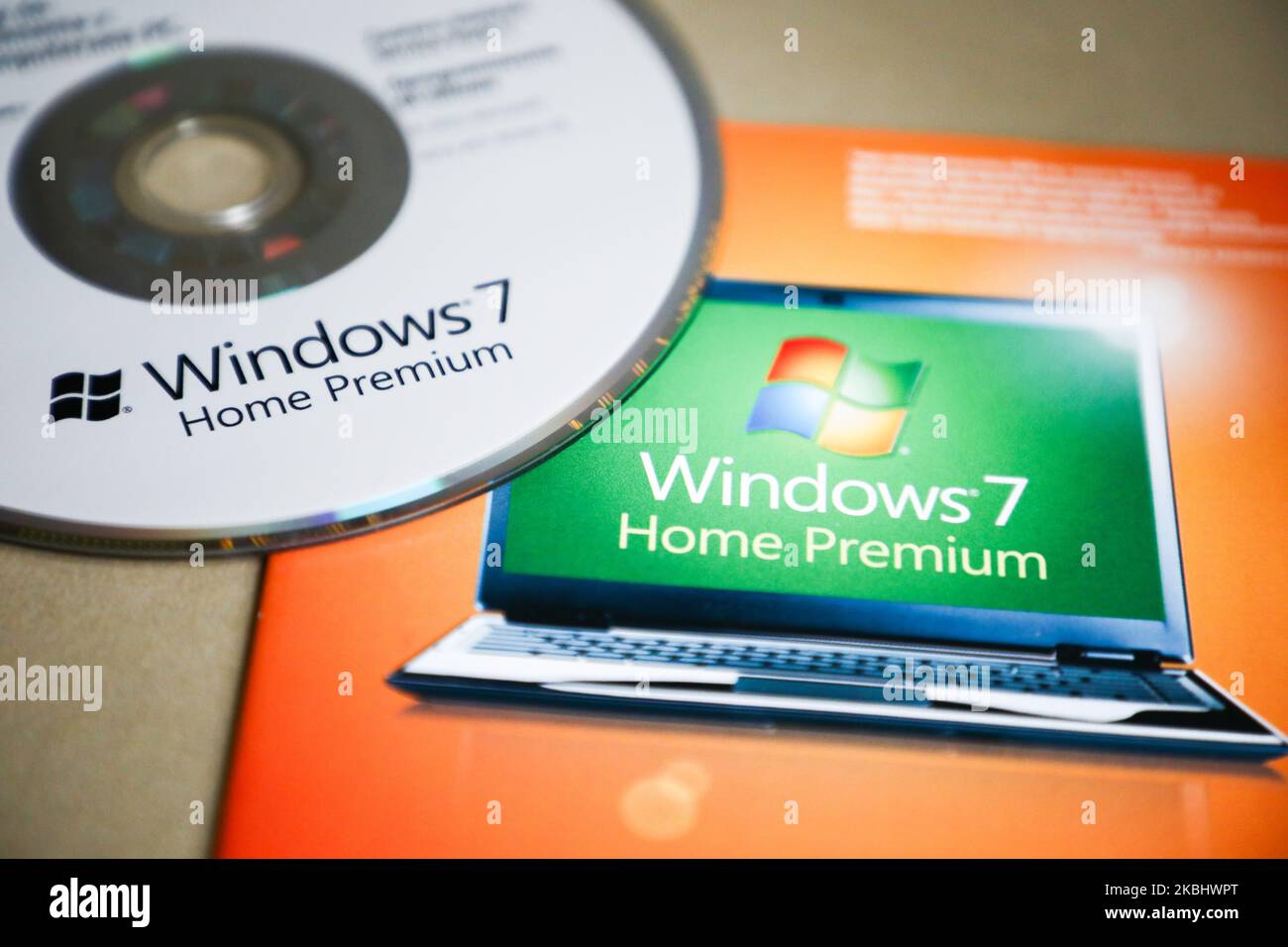 Le disque du système d'exploitation Windows 7 Home Premium est représenté en Pologne le 22 février 2020. Après 10 ans, la prise en charge de Windows 7 a pris fin sur 14 janvier 2020. Microsoft ne fournira plus de mises à jour logicielles et de support, y compris les mises à jour de sécurité. (Photo de Beata Zawrzel/NurPhoto) Banque D'Images