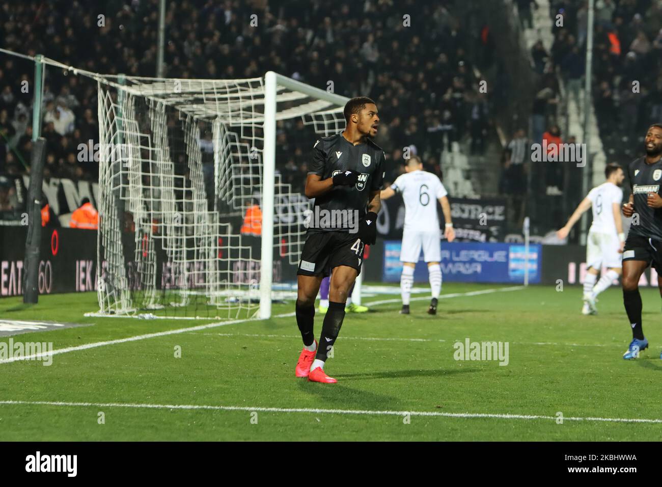 Chuba Amechi Akpom #47 attaquant du PAOK FC célébrant avec ses coéquipiers son deuxième but lors du PAOK Thessaloniki / OFI Crete FC avec le score final 4-0 pour la Super League 1 Grèce au stade Toumba, stade de PAOK à Thessalonique. Akpom a marqué la première et la deuxième (pénalité) de PAOK. Chuba Akpom est un joueur de football anglais professionnel qui a déjà fait carrière à Arsenal et qui a prêté à Brentford, Coventry City, Nottingham Forest, Hull City, Brighton, Hove Albion et Sint-Truiden. Il a également participé aux jeunes équipes nationales d'Angleterre U16, U17, U18, U19, U20, U21. 9 février 2020 Banque D'Images