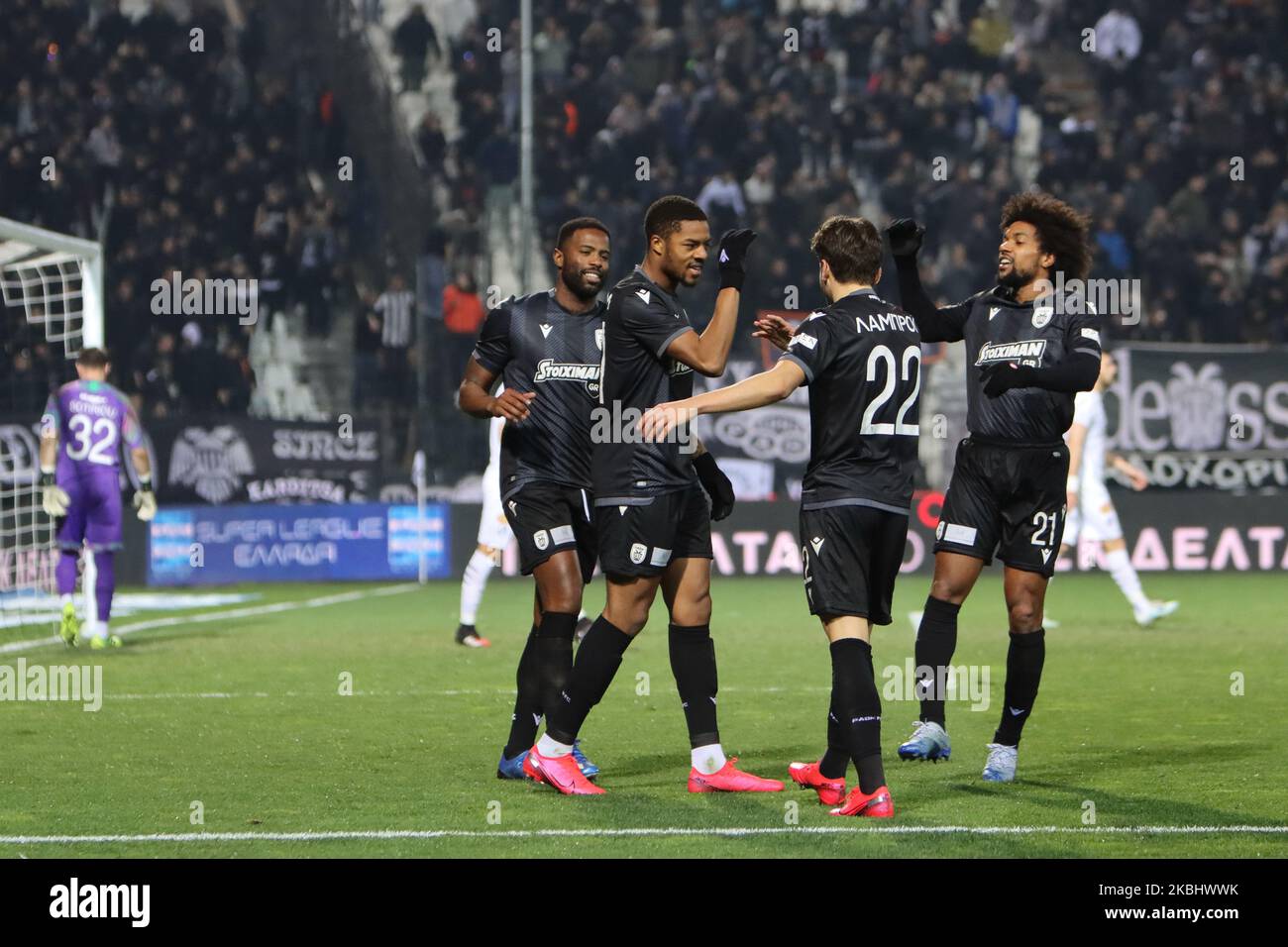 Chuba Amechi Akpom #47 attaquant du PAOK FC célébrant avec ses coéquipiers son deuxième but lors du PAOK Thessaloniki / OFI Crete FC avec le score final 4-0 pour la Super League 1 Grèce au stade Toumba, stade de PAOK à Thessalonique. Akpom a marqué la première et la deuxième (pénalité) de PAOK. Chuba Akpom est un joueur de football anglais professionnel qui a déjà fait carrière à Arsenal et qui a prêté à Brentford, Coventry City, Nottingham Forest, Hull City, Brighton, Hove Albion et Sint-Truiden. Il a également participé aux jeunes équipes nationales d'Angleterre U16, U17, U18, U19, U20, U21. 9 février 2020 Banque D'Images