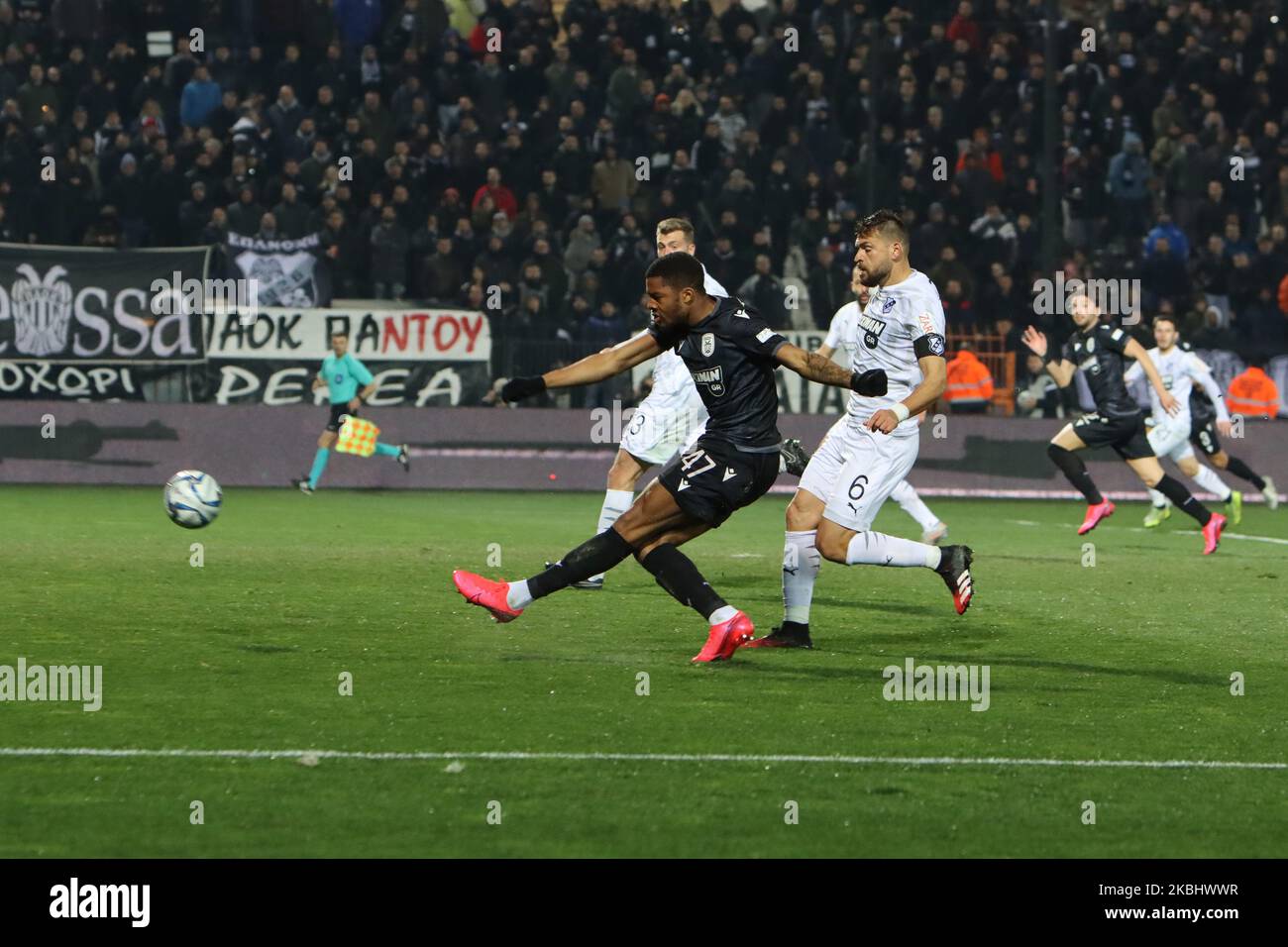 Chuba Amechi Akpom #47 attaquant du PAOK FC en action pendant PAOK Thessaloniki / OFI Crete FC avec le score final 4-0 pour la Super League 1 Grèce au stade Toumba, stade de PAOK à Thessalonique. Akpom a marqué la première et la deuxième (pénalité) de PAOK. Chuba Akpom est un joueur de football anglais professionnel qui a déjà fait carrière à Arsenal et qui a prêté à Brentford, Coventry City, Nottingham Forest, Hull City, Brighton, Hove Albion et Sint-Truiden. Il a également participé aux jeunes équipes nationales d'Angleterre U16, U17, U18, U19, U20, U21. 9 février 2020 (photo de Nicolas Economou/NurPhoto) Banque D'Images