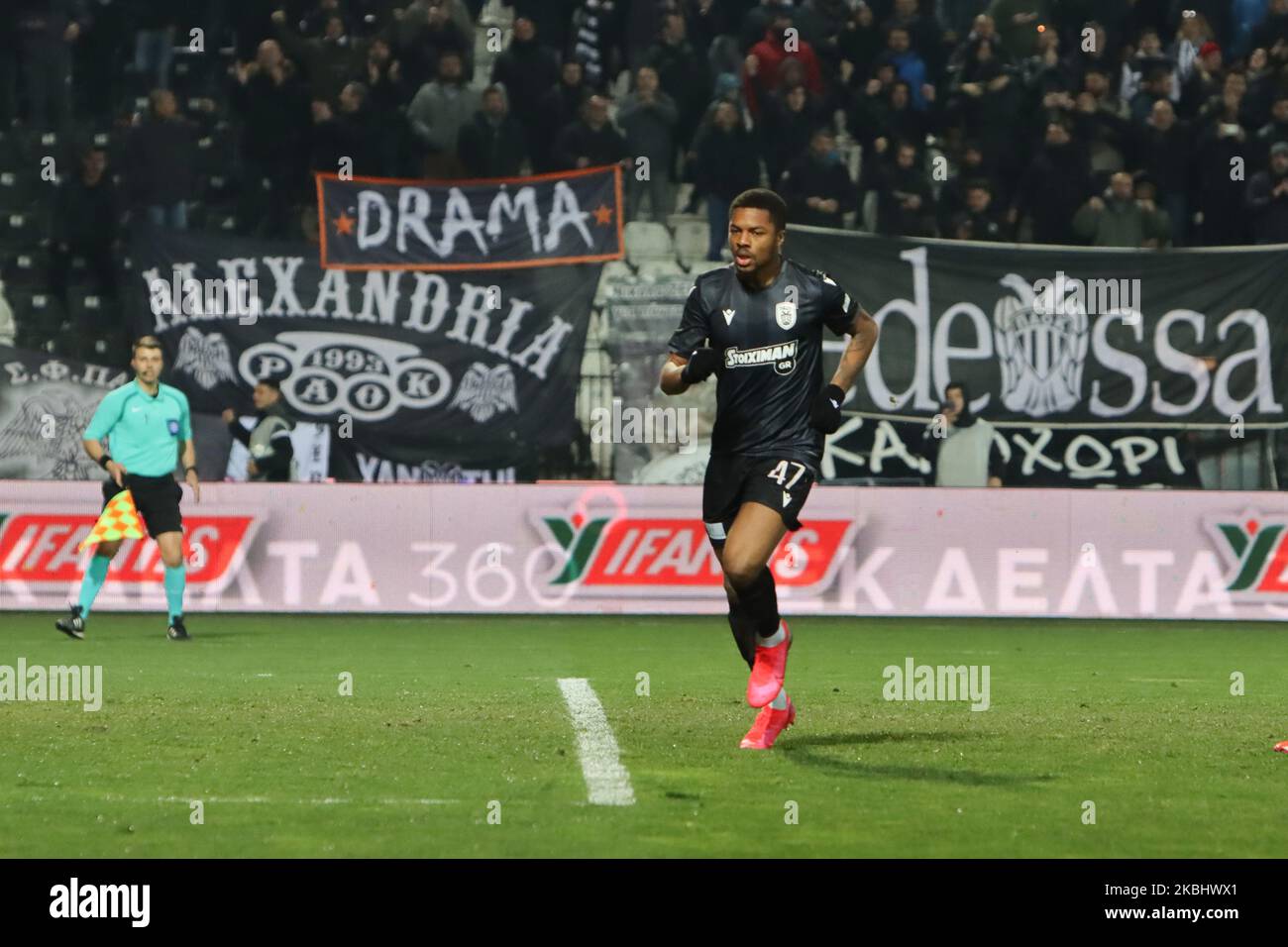 Chuba Amechi Akpom #47 attaquant du PAOK FC célébrant avec ses coéquipiers son deuxième but lors du PAOK Thessaloniki / OFI Crete FC avec le score final 4-0 pour la Super League 1 Grèce au stade Toumba, stade de PAOK à Thessalonique. Akpom a marqué la première et la deuxième (pénalité) de PAOK. Chuba Akpom est un joueur de football anglais professionnel qui a déjà fait carrière à Arsenal et qui a prêté à Brentford, Coventry City, Nottingham Forest, Hull City, Brighton, Hove Albion et Sint-Truiden. Il a également participé aux jeunes équipes nationales d'Angleterre U16, U17, U18, U19, U20, U21. 9 février 2020 Banque D'Images