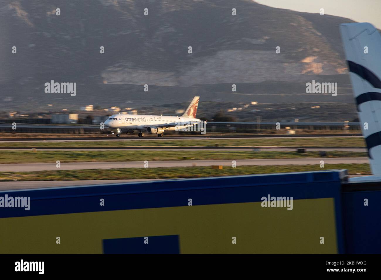 Qatar Airways Airbus A320 comme vu atterrissage et transport en taxi à l'aéroport international d'Athènes Eleftherios Venizelos ATH LGAV en Grèce pendant l'heure magique après le coucher du soleil. L'avion est un Airbus A320-200 avec enregistrement A7-AHO, 2x moteurs de jet IAE et est peint avec un programme spécial de livrée ONEWORLD, l'alliance aérienne Qatar appartient. La compagnie aérienne publique QTR QR Qatari relie quotidiennement la capitale grecque à l'aéroport international de Doha Hamad. 16 février 2020 (photo de Nicolas Economou/NurPhoto) Banque D'Images