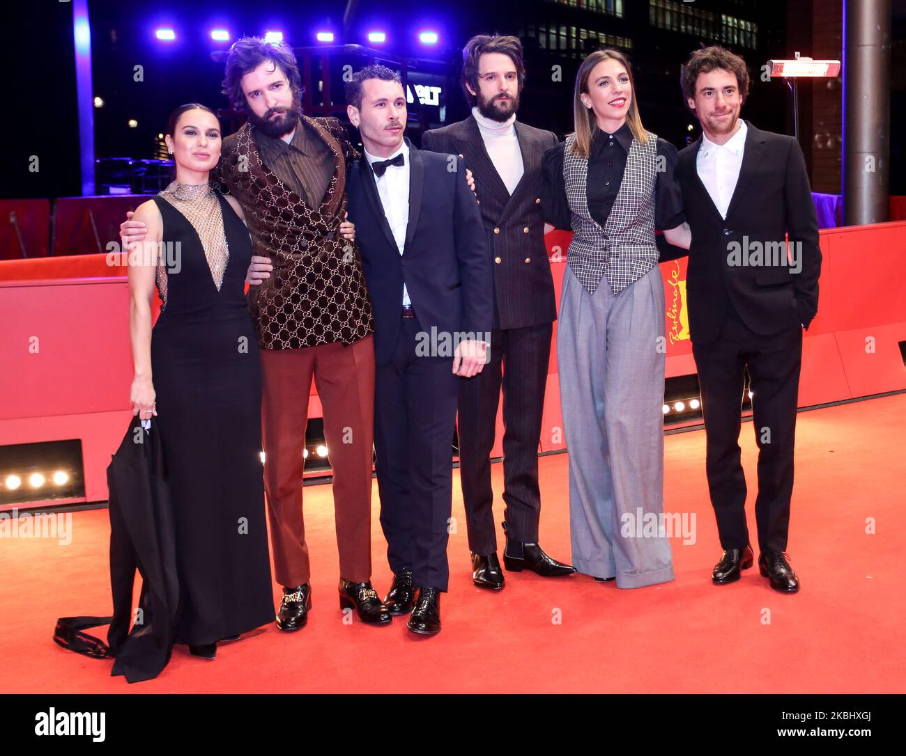 (G-D) Ileana Stimmatini d'Ambra, directrice Fabio d'Innocenzo, Gabriel Montesi, directrice Damiano d'Innocenzo, Barbara Chichiarelli et Elio Germano posent sur le tapis rouge à la première 'Bad Tales' (Favolacce) lors du Festival International du film de la Berlinale 70th au Palais de Berlin, en Allemagne, à 25 février 2020. (Photo par Dominika Zarzycka/NurPhoto) Banque D'Images