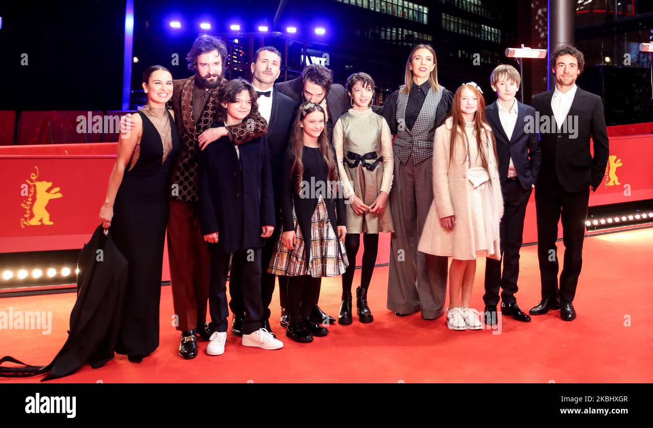 L-R) Ileana Stimmatini d'Ambra, directrice Fabio d'Innocenzo, Tommaso Di Cola, Gabriel Montesi, Giulietta Rebeggiani, damiano d’Innocenzo, Giulia Melillo, Barbara Chichiarelli, Laura Borgioli, Justin Korovkin et Elio Germano posent à la première de Bad Tales (Favolacce) lors du Festival International du film de Berlin 70th au Palais Berlinale de 25 février 2020 à Berlin, en Allemagne. (Photo par Dominika Zarzycka/NurPhoto) Banque D'Images