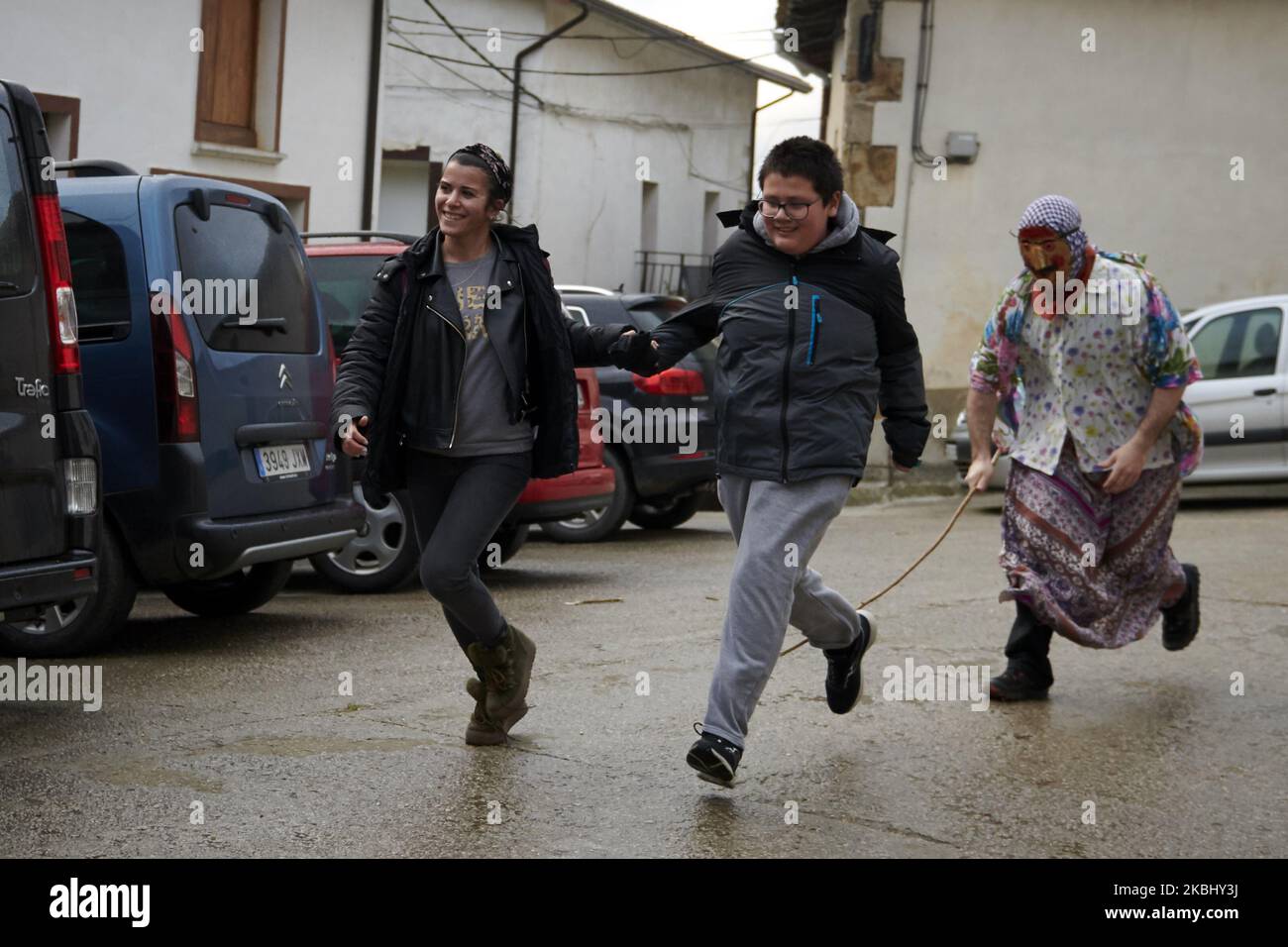 Figurine 'Muxarro' avec masque en fer et bâtons pendant le carnaval ancestral sur 25 février 2020 dans le village d'Unanu dans la province de Navarre, Espagne. Les '''Muxarroak' (sa traduction est ''les whoppers'') sont les principaux personnages de la célébration. Ces personnages utilisent des bâtonnets de noisettes (ziyorra) pour faire peur aux femmes et aux enfants et aussi pour éveiller la fertilité. (Photo par Iranzu Larrasoana Oneca/NurPhoto) Banque D'Images