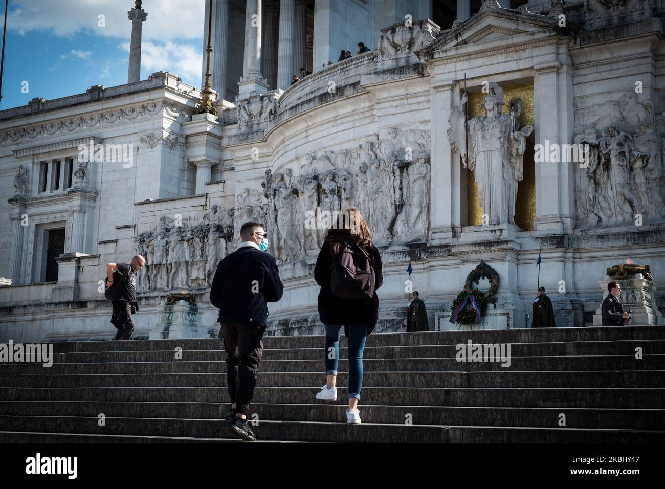 Les visiteurs portant des masques protecteurs se promontent devant le Colisée de Rome, en Italie, le mardi 25 février 2020. L'Italie ne semble jamais loin d'une récession, et la propagation du coronavirus pourrait simplement la faire basculer dans la zone de danger. (Photo par Andrea Ronchini/NurPhoto) Banque D'Images