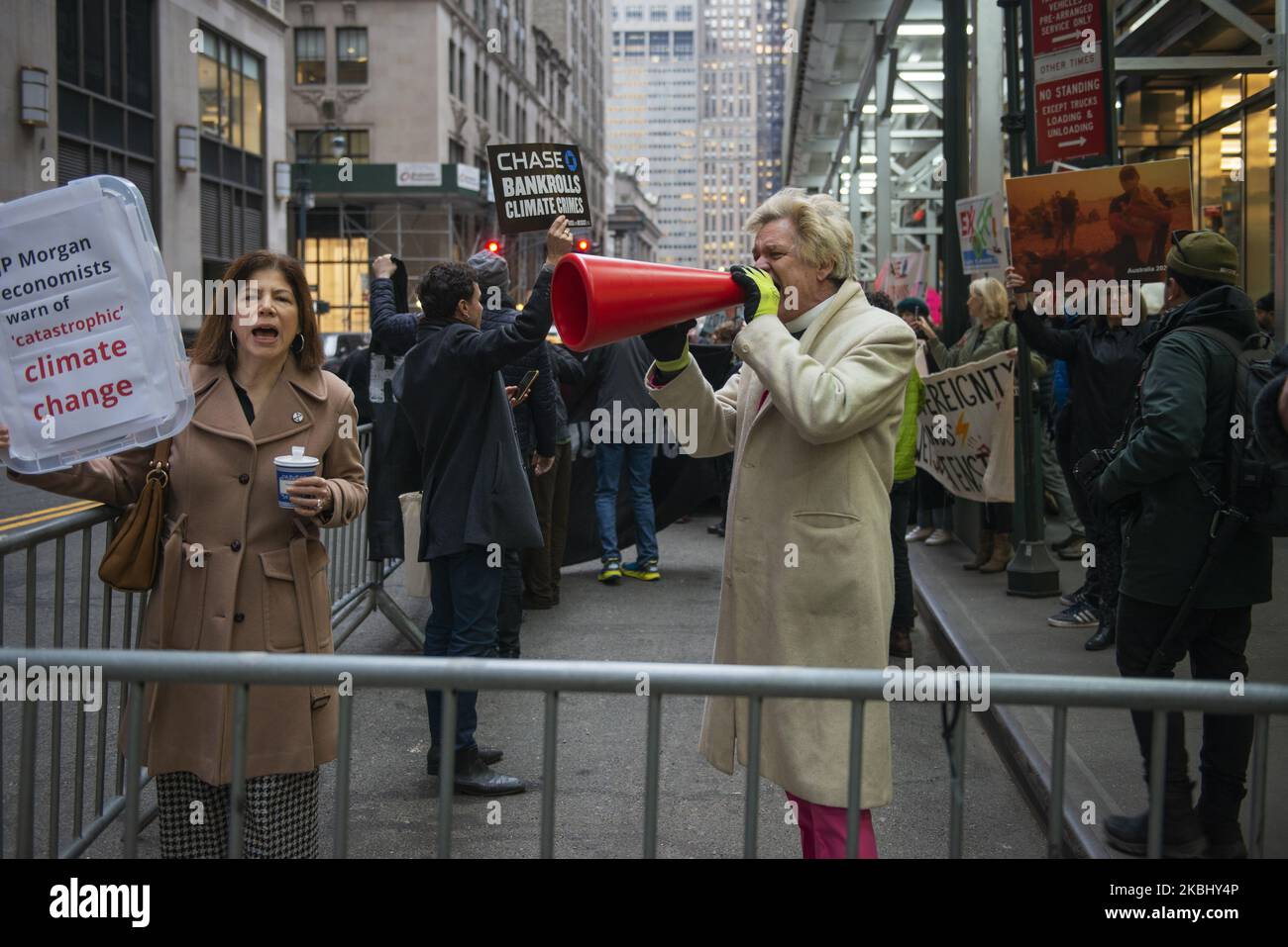 Les manifestants se tiennent devant le J.P. Édifice Morgan à Midtown Manhattan sur 25 février 2020. Depuis 2015 J.P. Morgan a prêté $196 milliards à l'industrie des combustibles fossiles. (Photo par Aidan Loughran/NurPhoto) Banque D'Images