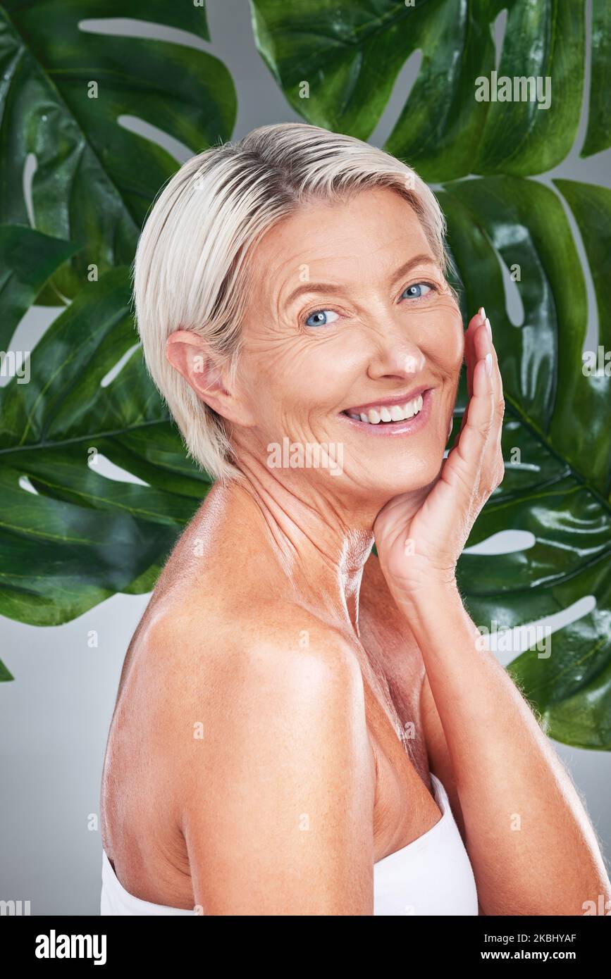 Soin de la peau, spa et femme senior avec feuille en studio, modèle pour la beauté, le luxe et le bien-être. Dermatologie, cosmétiques et portrait de la vieille femme avec Banque D'Images