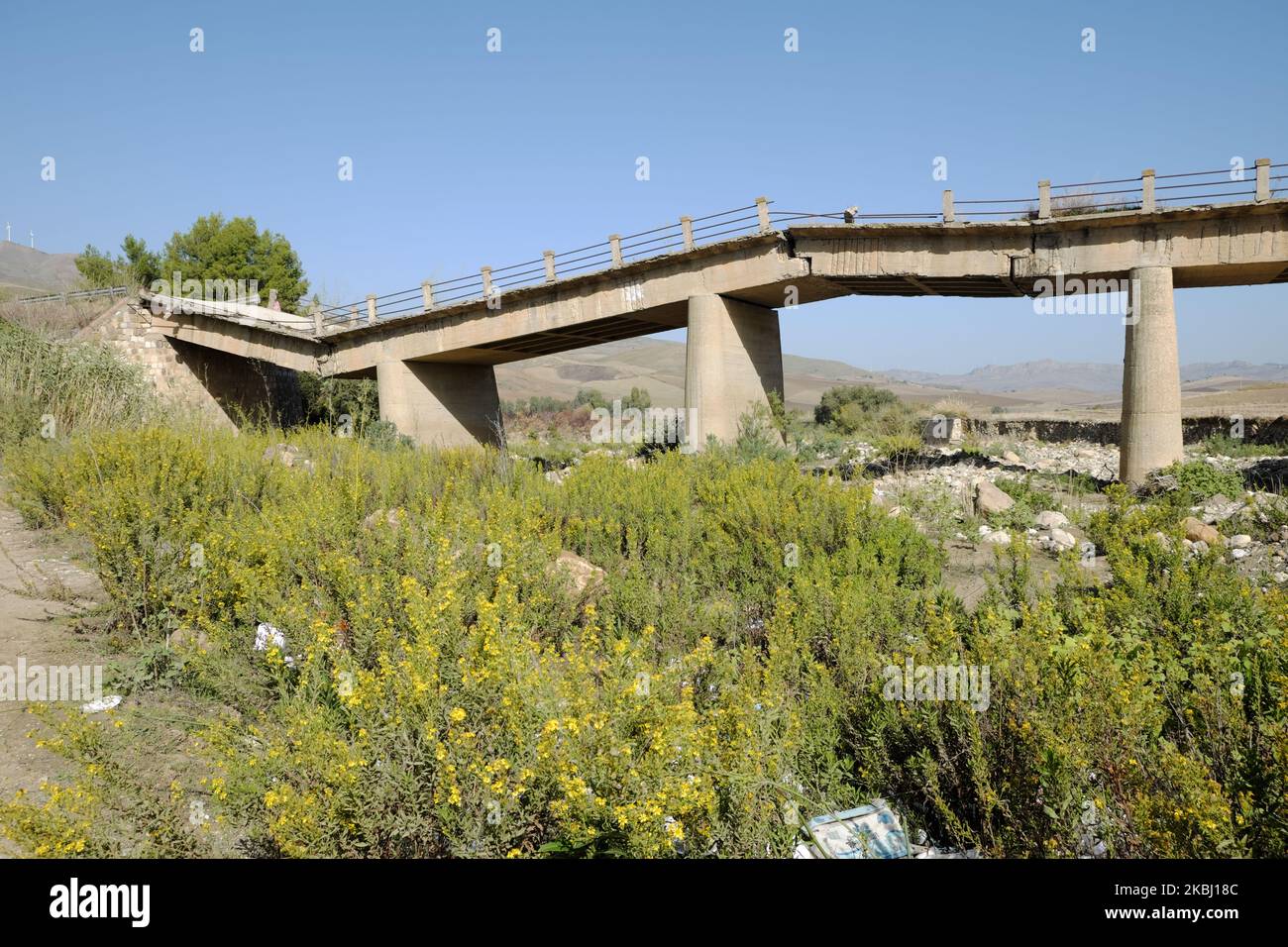 Pont en béton brisé dans l'ouest de la Sicile, en Italie Banque D'Images
