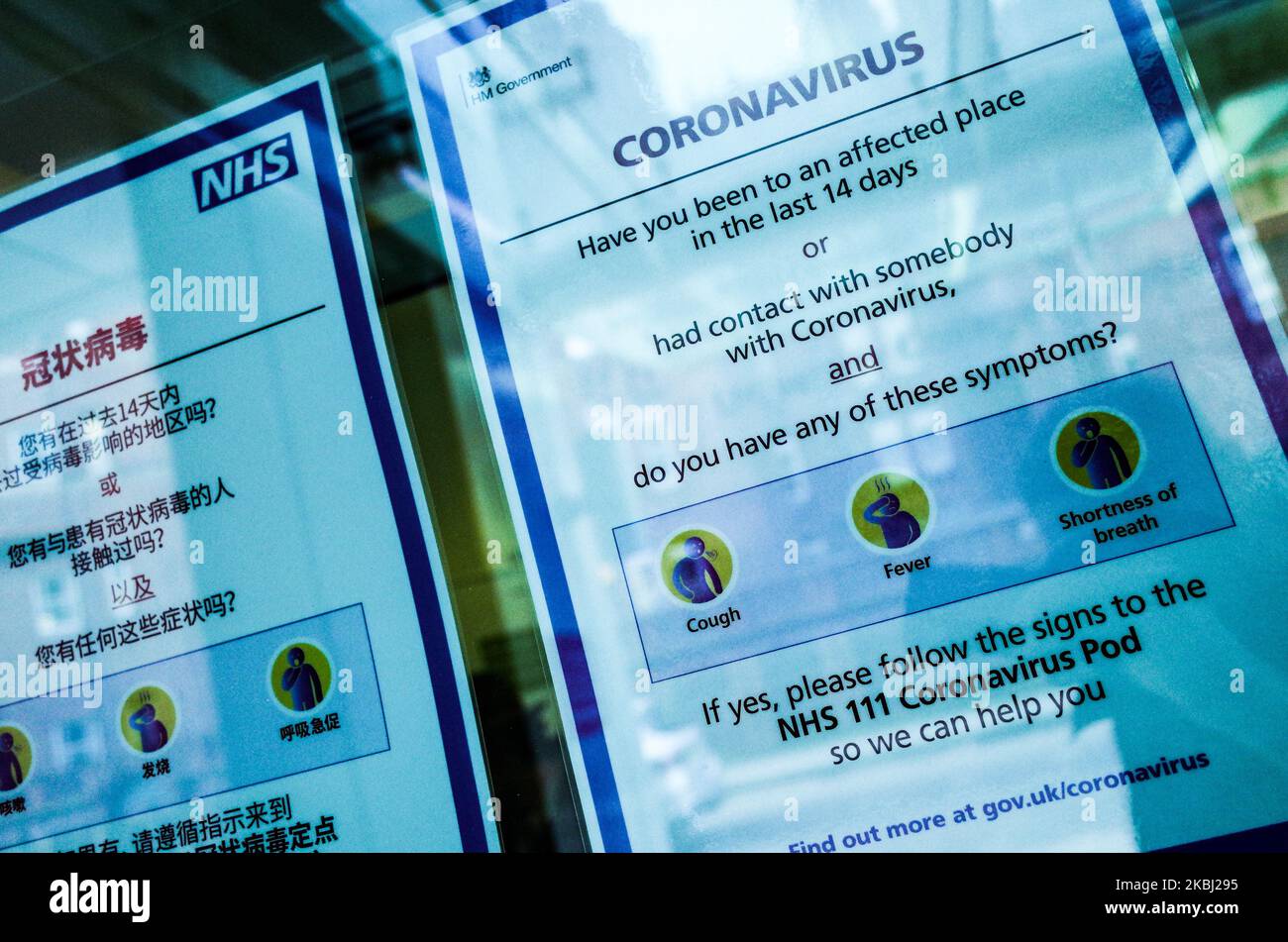 Les panneaux offrent des conseils sur le coronavirus covid-19 dans une fenêtre à l'entrée de l'hôpital universitaire, qui abrite une unité d'isolement de type « coronavirus pod », à Londres, en Angleterre, sur 27 février 2020. Le risque de pandémie du virus continue de s'inquiéter, les cas étant maintenant confirmés dans un nombre croissant de pays à travers le monde. Deux autres cas de coronavirus ont été confirmés aujourd'hui au Royaume-Uni, portant le total à 15. (Photo de David Cliff/NurPhoto) Banque D'Images
