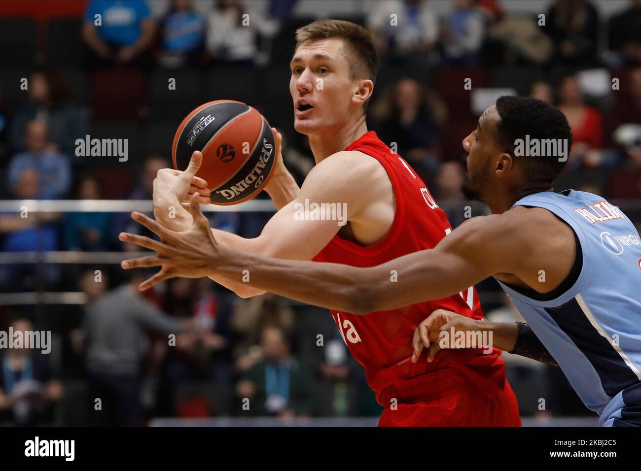 Thomas Bray (L) du FC Bayern Munich et Austin James Holgins de Zenit Saint-Pétersbourg en action lors du match de basketball européen entre Zenit Saint-Pétersbourg et le FC Bayern Munich sur 27 février 2020 à l'arène de Sibur à Saint-Pétersbourg, en Russie. (Photo de Mike Kireev/NurPhoto) Banque D'Images