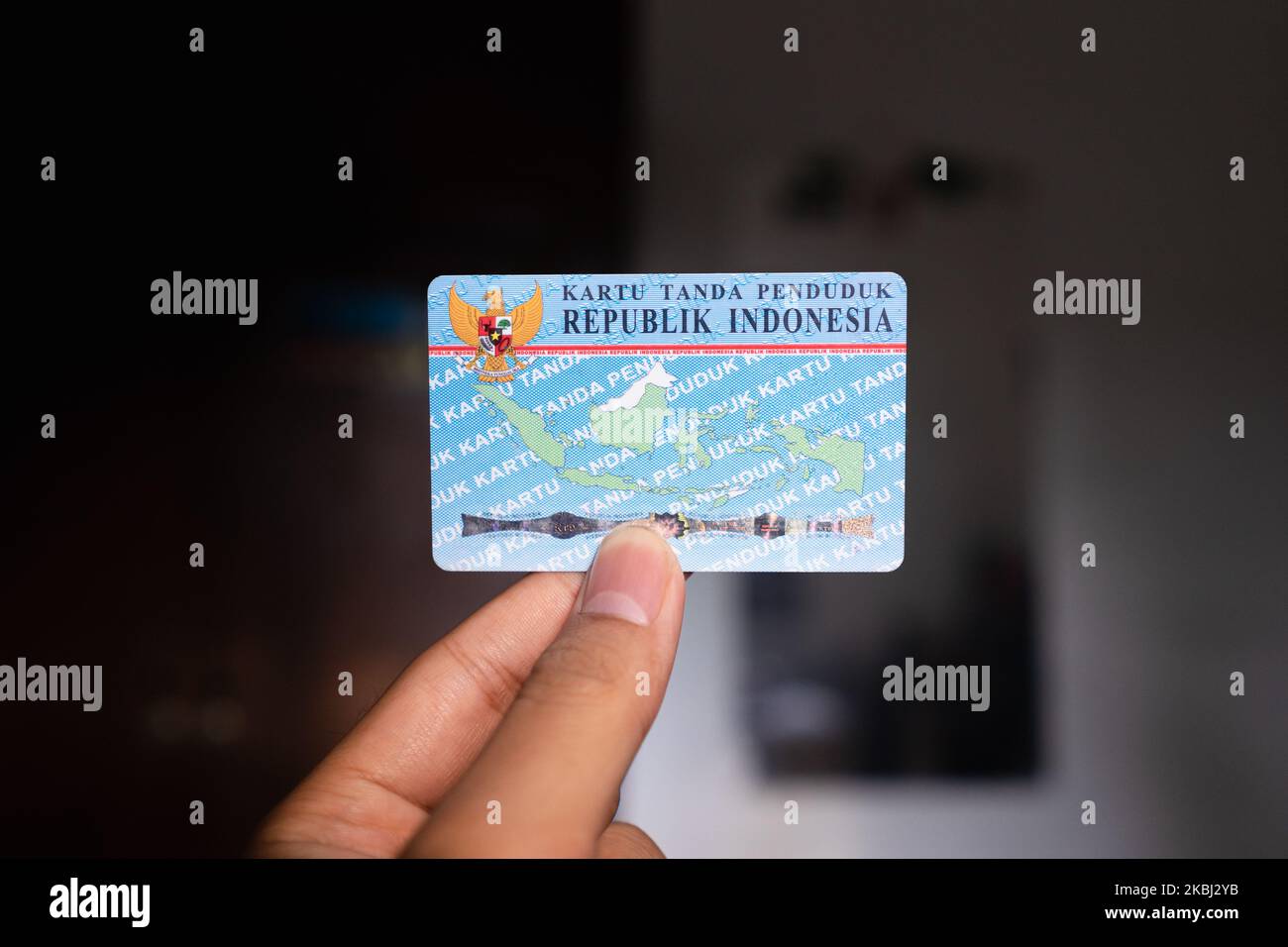 Semarang, Indonésie - 4 novembre 2022 : une main possède une carte d'identité indonésienne, connue sous le nom de Kartu Tanda Pendududuk (KTP). Banque D'Images