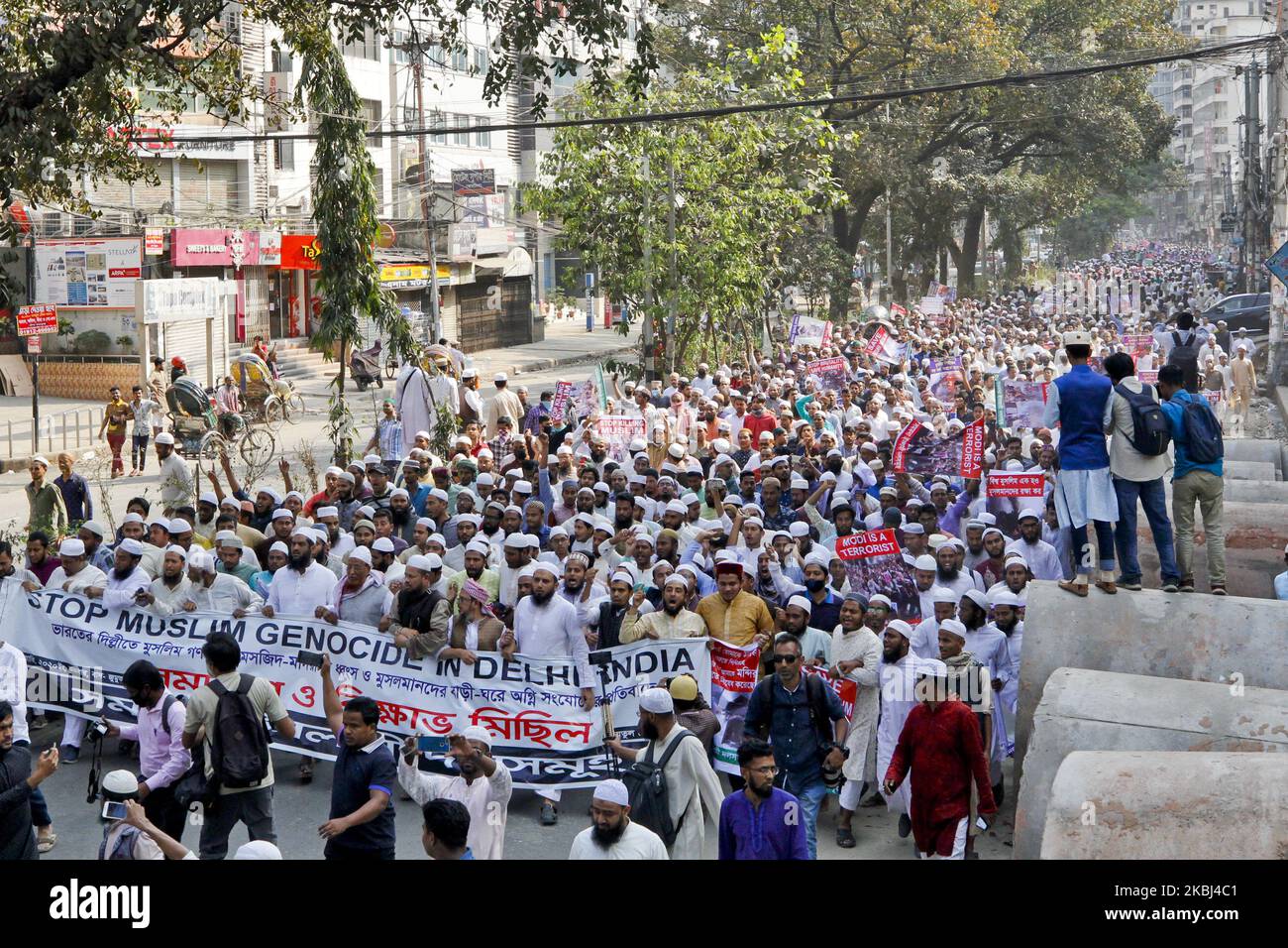 Les partis islamiques du Bangladesh ont protesté sur les affrontements communautaires qui se sont déroulés à New Delhi, la capitale de l'Inde voisine, au sujet de la nouvelle loi sur la citoyenneté. De nombreux musulmans ont été ciblés et tués dans ce conflit. Des centaines d'hommes se sont rassemblés à la porte nord de la mosquée nationale Baitul Mukarram après les prières de Jumah à Dhaka, au Bangladesh, sur 28 février 2020. Ils exigent que le génocide soit immédiatement arrêté. Un manifestant en colère a brûlé l'affiche de Modi, premier ministre de l'Inde (photo de Khangaker Azizur Rahman Sumon/NurPhoto) Banque D'Images