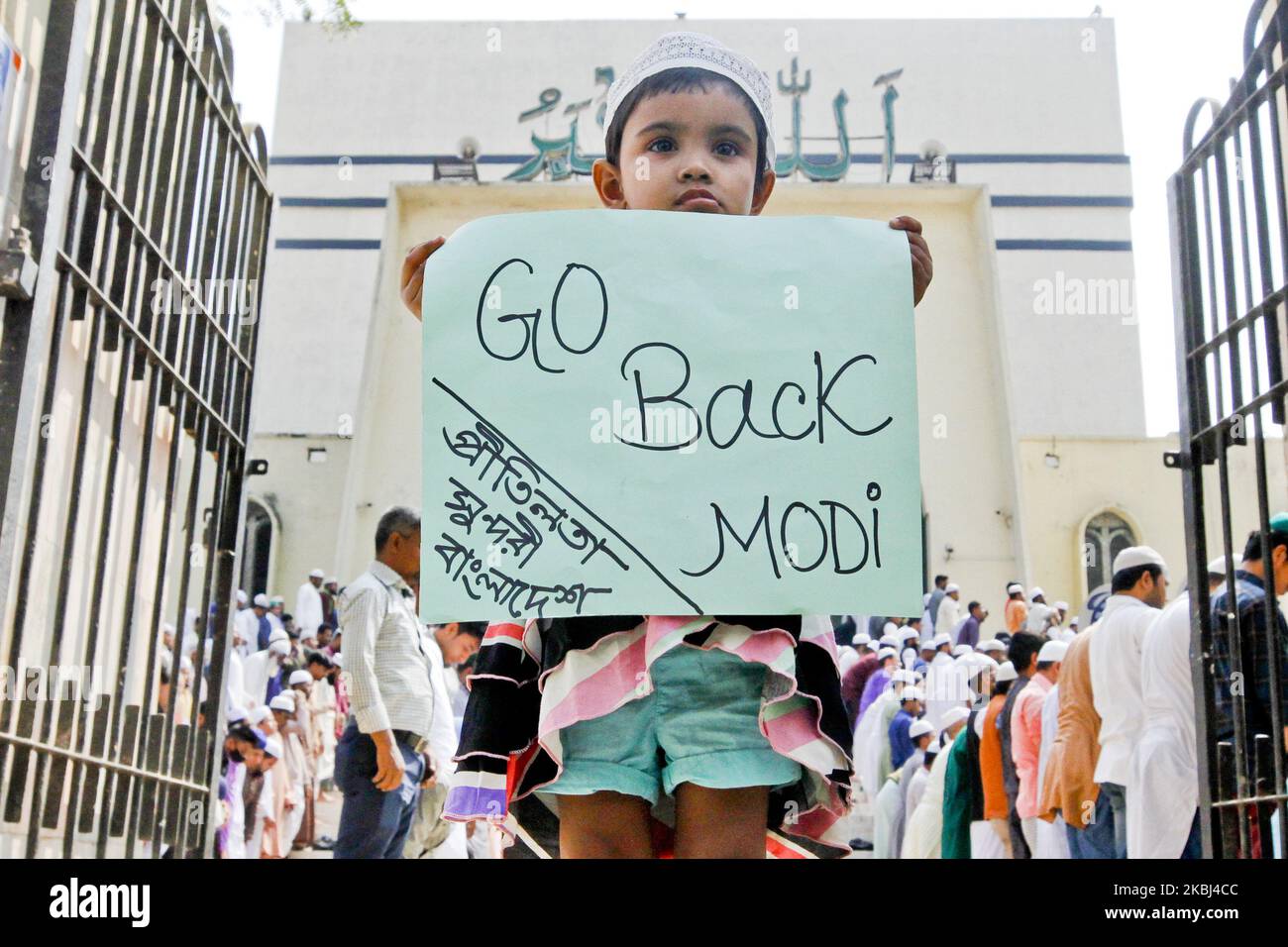 Les partis islamiques du Bangladesh ont protesté sur les affrontements communautaires qui se sont déroulés à New Delhi, la capitale de l'Inde voisine, au sujet de la nouvelle loi sur la citoyenneté. De nombreux musulmans ont été ciblés et tués dans ce conflit. Des centaines d'hommes se sont rassemblés à la porte nord de la mosquée nationale Baitul Mukarram après les prières de Jumah à Dhaka, au Bangladesh, sur 28 février 2020. Ils exigent que le génocide soit immédiatement arrêté. Un manifestant en colère a brûlé l'affiche de Modi, premier ministre de l'Inde (photo de Khangaker Azizur Rahman Sumon/NurPhoto) Banque D'Images