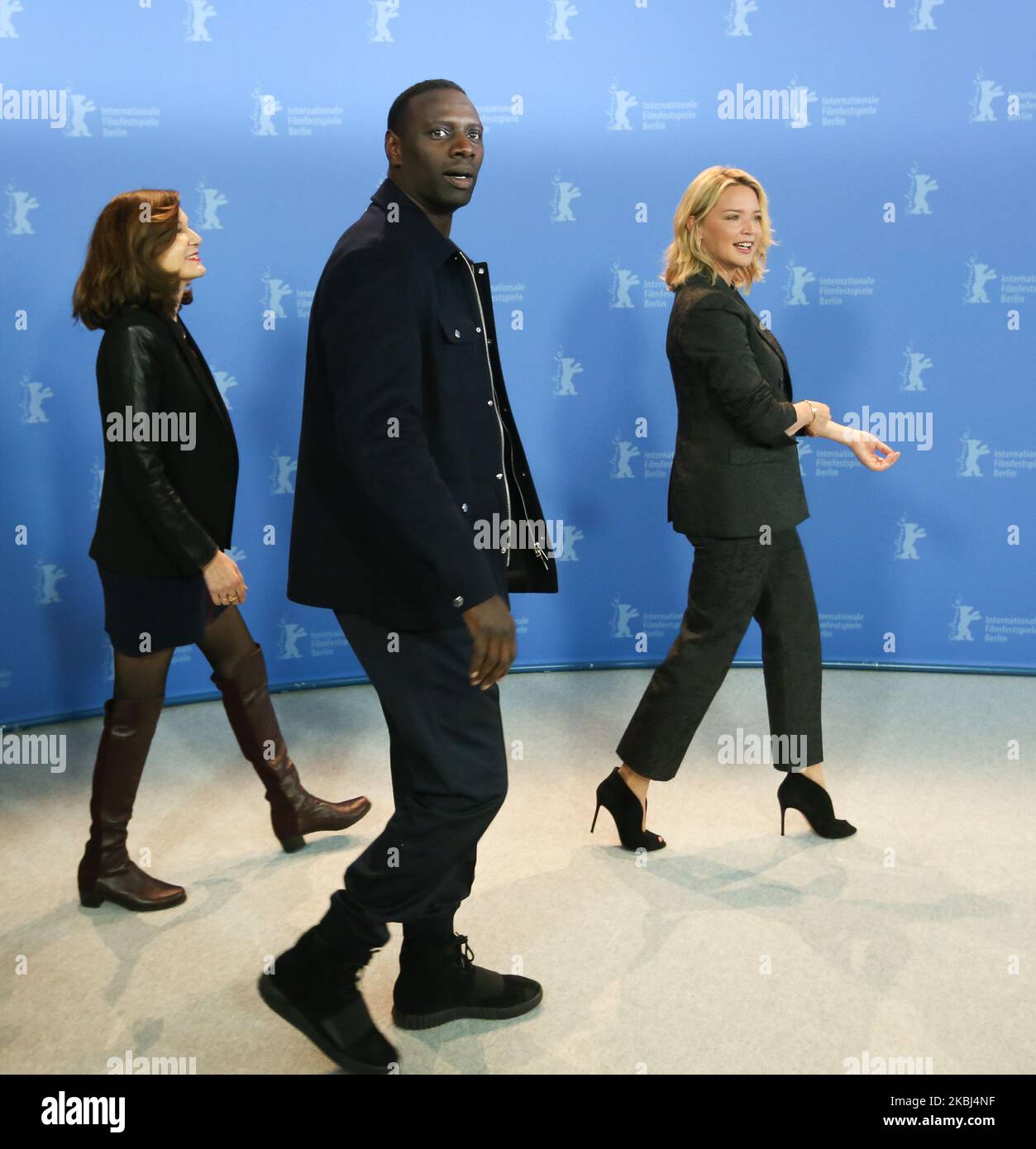(G-D) Anne Fontaine, Omar Sy et Virginie Efira témoignent de la visite photo de la « police » (équipe de nuit) lors du Festival international du film de Berlinale 70th à Grand Hyatt à Berlin, en Allemagne, sur 28 février 2020. (Photo par Dominika Zarzycka/NurPhoto) Banque D'Images