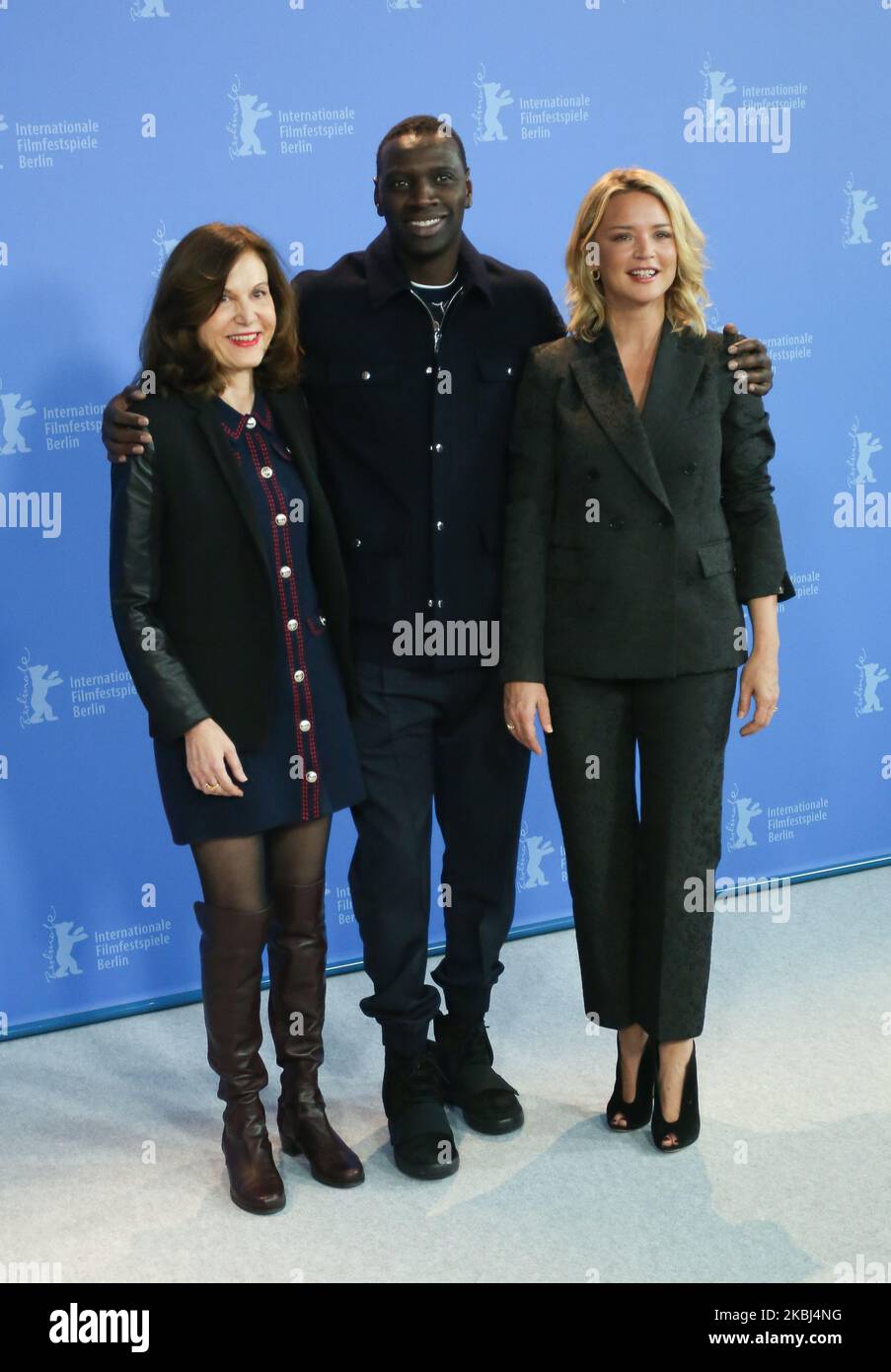 (G-D) Anne Fontaine, Omar Sy et Virginie Efira posent à l'appel photo ''police'' (équipe de nuit) lors du Festival International du film de Berlinale 70th à Grand Hyatt à Berlin, en Allemagne, sur 28 février 2020. (Photo par Dominika Zarzycka/NurPhoto) Banque D'Images