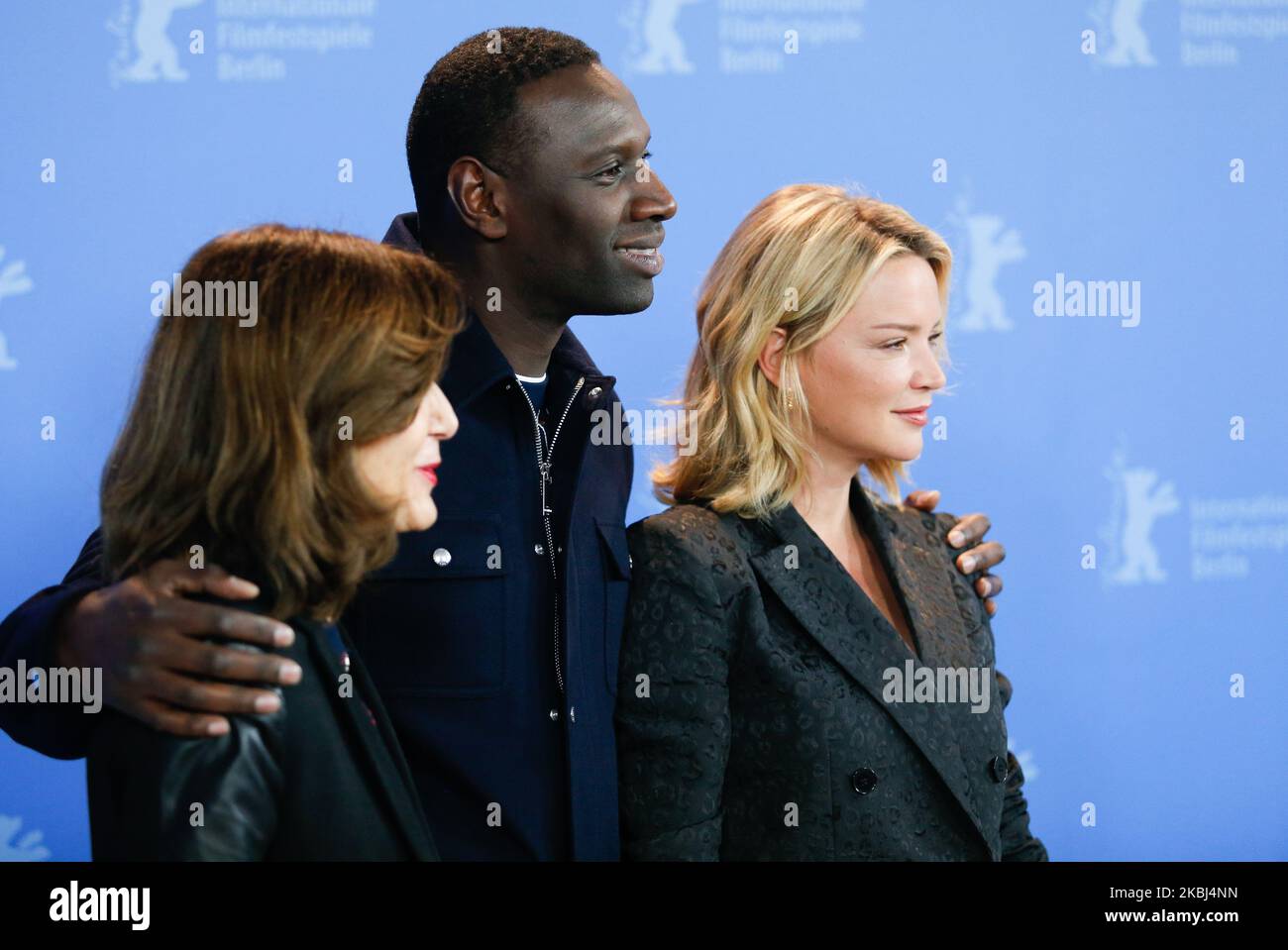 (G-D) Anne Fontaine, Omar Sy et Virginie Efira posent à l'appel photo ''police'' (équipe de nuit) lors du Festival International du film de Berlinale 70th à Grand Hyatt à Berlin, en Allemagne, sur 28 février 2020. (Photo par Dominika Zarzycka/NurPhoto) Banque D'Images