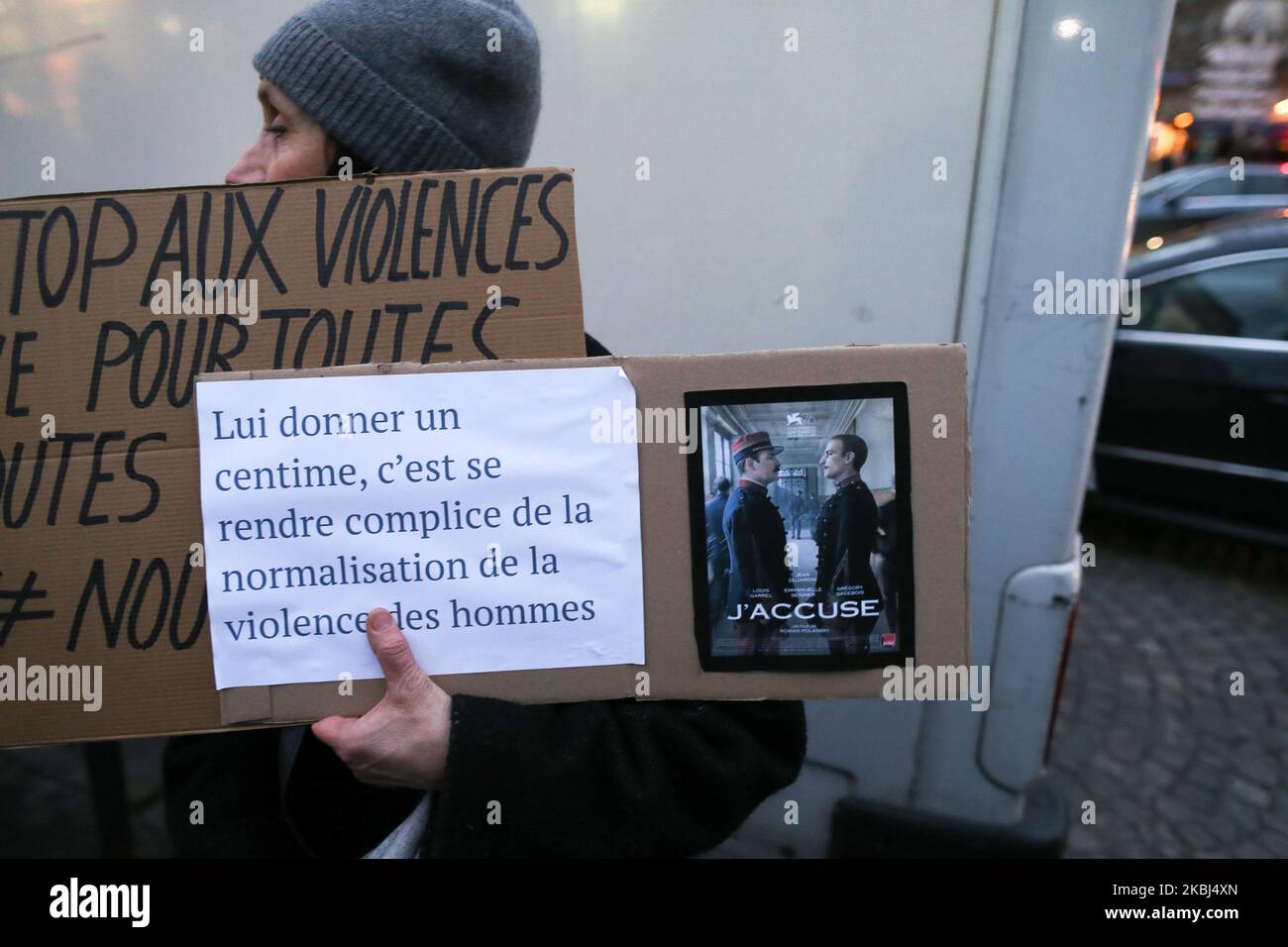 Des activistes féministes portant des pancartes manifestent devant la salle Pleyel à Paris alors que les invités arrivent pour l'édition 45th de la cérémonie des césariennes sur 28 février 2020. L'académie qui organise les prix Cesar en France traverse une crise après la démission de tout le conseil d'administration suite à des appels à la réforme et à une querelle sur le long scandale romain Polanski. L'académie de César est mise en feu depuis la fin du mois de janvier, après que le film de Roman Polanski 'an Officer and a Spy' (J'accuse) ait été en tête de liste des nominations pour les prix de César de cette année, qui doivent être distribués sur 28 février. (Photo de Michel Stoupa Banque D'Images