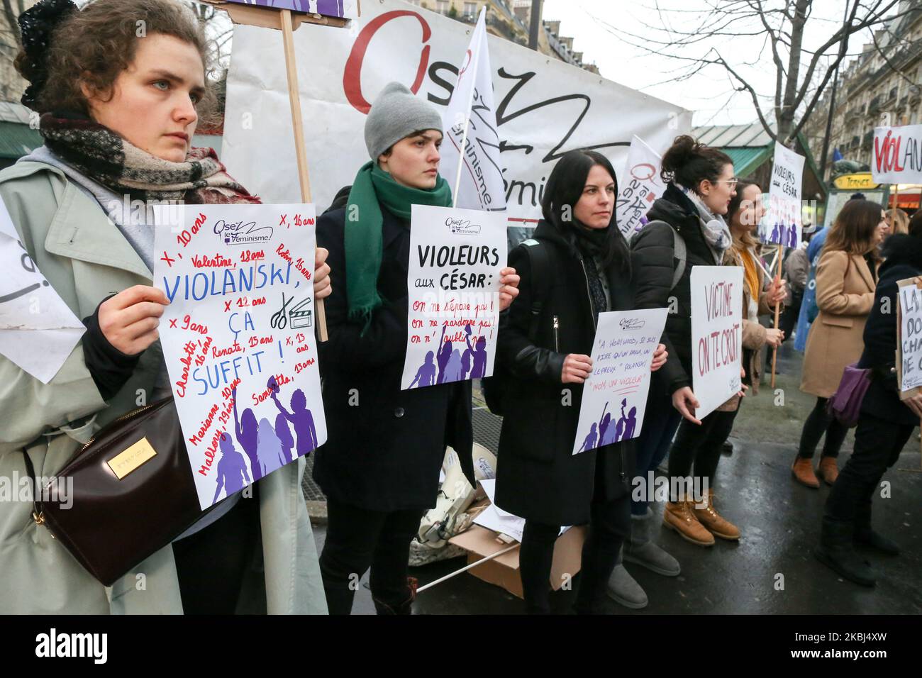 Des activistes féministes portant des pancartes manifestent devant la salle Pleyel à Paris alors que les invités arrivent pour l'édition 45th de la cérémonie des césariennes sur 28 février 2020. L'académie qui organise les prix Cesar en France traverse une crise après la démission de tout le conseil d'administration suite à des appels à la réforme et à une querelle sur le long scandale romain Polanski. L'académie de César est mise en feu depuis la fin du mois de janvier, après que le film de Roman Polanski 'an Officer and a Spy' (J'accuse) ait été en tête de liste des nominations pour les prix de César de cette année, qui doivent être distribués sur 28 février. (Photo de Michel Stoupa Banque D'Images