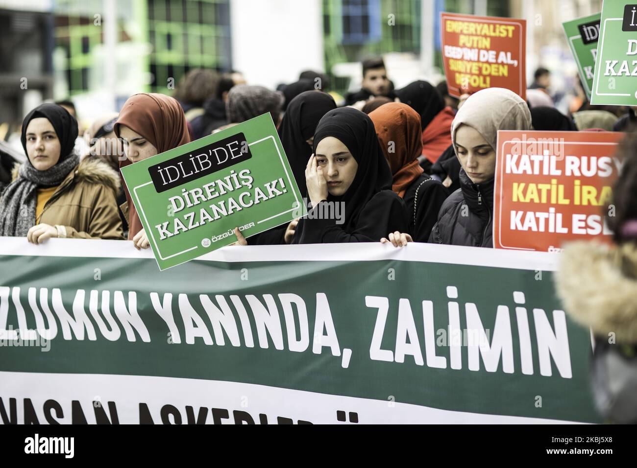 Les femmes d'Istanbul brandissent des banderoles qui lisaient « œmurderer Russie, assassin Iran, meurtrier Esedâ » lors de la manifestation sur 29 février 2020 après que 33 soldats turcs aient été tués à Idlib, en Syrie, le 27 février. (Photo par Emrah Oprukcu/NurPhoto) Banque D'Images