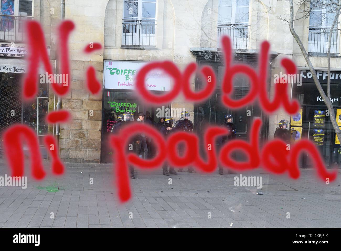 Tag 'ni oblitvion, ni pardon' en référence à la violence policière sur la touche de la manifestation contre 'des projets destructeurs, inutiles et imposéss' à Nantes (France) sur 29 février 2020 (photo d'Estelle Ruiz/NurPhoto) Banque D'Images