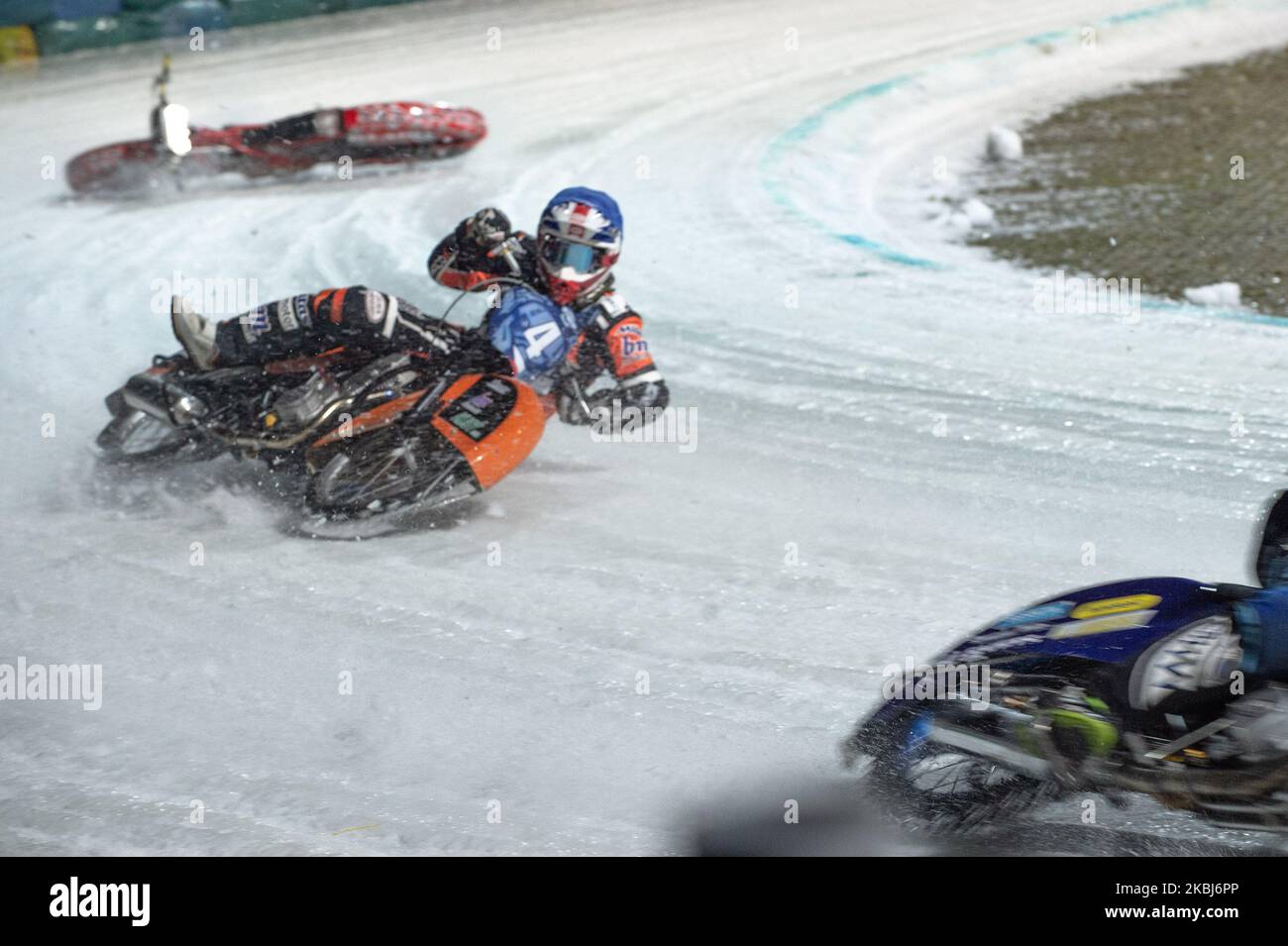 Martin Haarahiltunen (blanc), coéquipier Niclas Svensson de Suède, dirigeant Lukas Hutla (bleu), qui perd alors le contrôle alors que son coéquipier Jan Klatovsky de la République tchèque tourne au cours du circuit de glace des Nations (jour 1) au Horst-Dohm-Eisstadion, à Berlin, le samedi 29 février 2020. (Photo de Ian Charles/MI News/NurPhoto) Banque D'Images