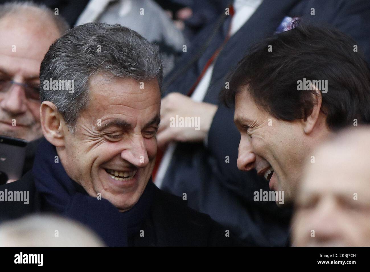 L'ancien président français Nicolas Sarkozy (2ndL) et le directeur sportif du PSG Leonardo se sont mis à rire avant le match de football français L1 entre Paris Saint-Germain (PSG) et Dijon, sur 29 février 2020 au stade du Parc des Princes à Paris. (Photo de Mehdi Taamallah/NurPhoto) Banque D'Images