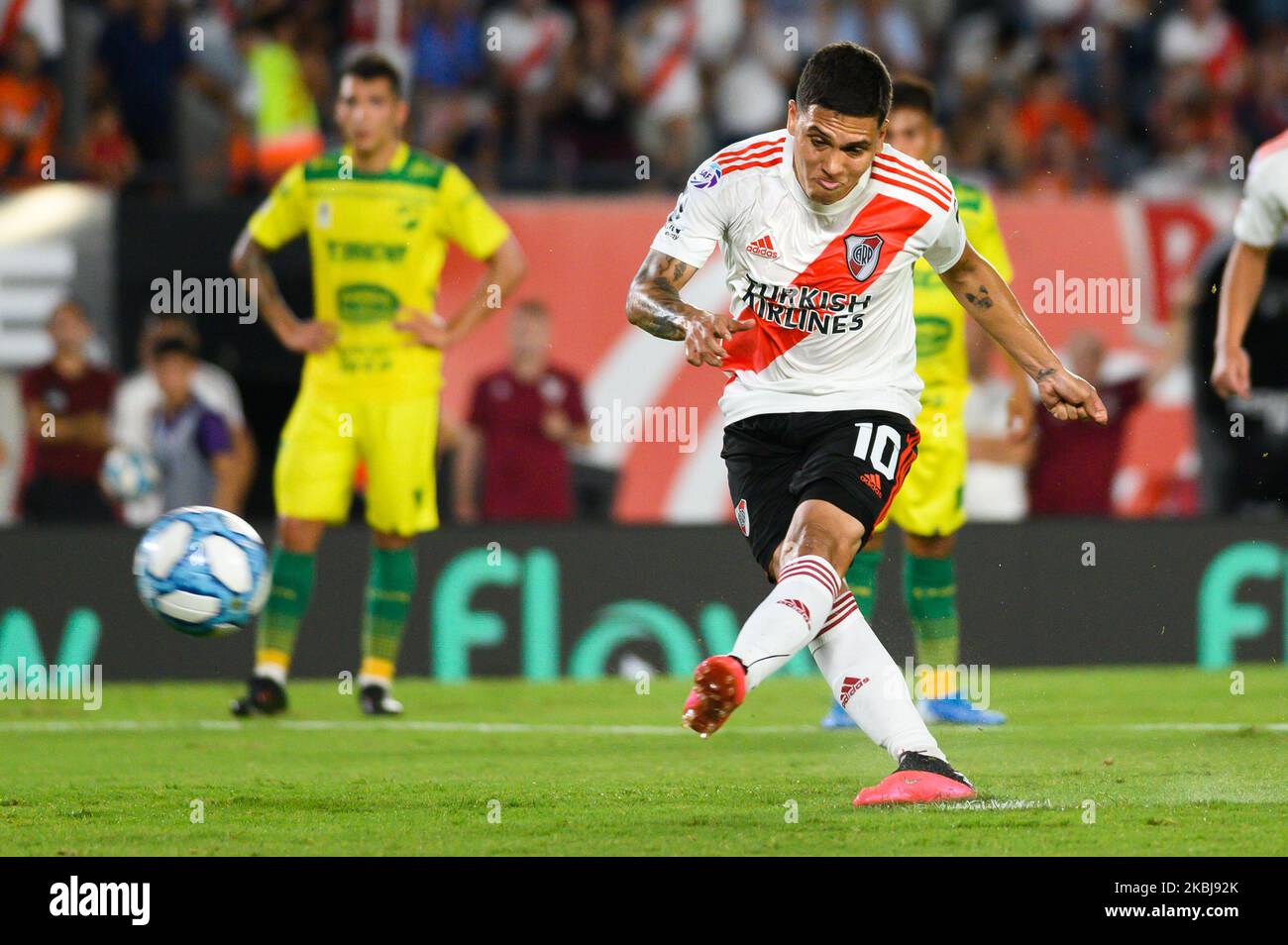 Juan Fernando quintero tirer la pénalité lors d'un match entre River plate et Defensa y Justicia dans le cadre de Superliga 2019/20 au stade Antonio Vespucio Liberti, à Buenos Aires, en Argentine, sur 1 mars 2020. (Photo de Manuel Cortina/NurPhoto) Banque D'Images