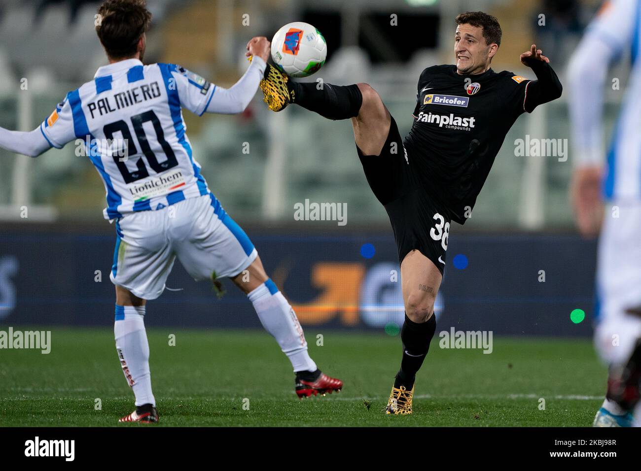 Leonardo Morosini d'Ascoli Calcio 1898 FC lutte pour le bal avec Edoardo Masciangelo de Pescara Calcio 1936 lors du match de la série italienne B 2019/2020 entre Pescara Calcio 1936 et Ascoli Calcio 1898 FC au Stadio Adriatico Giovanni Cornacchia sur 1 mars 2020 à Pescara, Italie. (Photo de Danilo Di Giovanni/NurPhoto) Banque D'Images