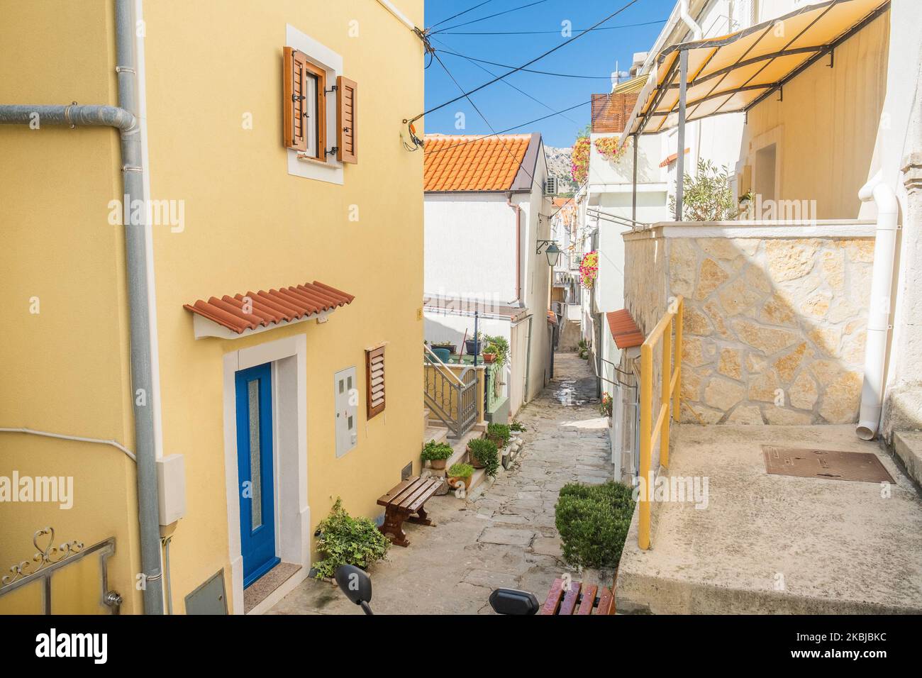 Vieille rue romantique et escaliers dans la ville historique de Baska sur l'île de Krk en Croatie Banque D'Images