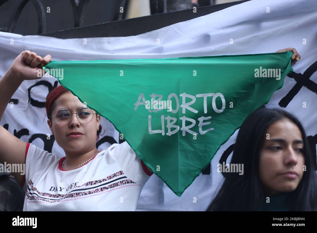 Des activistes pro-avortement avec des bandanas verts qui listent en espagnol ''l'avortement gratuit''' protestent devant la Cour constitutionnelle de Colombie à Bogota, en Colombie, sur 2 mars 2020. Des protestations ont eu lieu au cours du débat en raison de la proposition d'un magistrat de décriminaliser l'avortement dans les 16 premières semaines de gestation et pour 2 procès qui ont été demandés pour pénaliser complètement cette procédure. (Photo de Daniel Garzon Herazo/NurPhoto) Banque D'Images