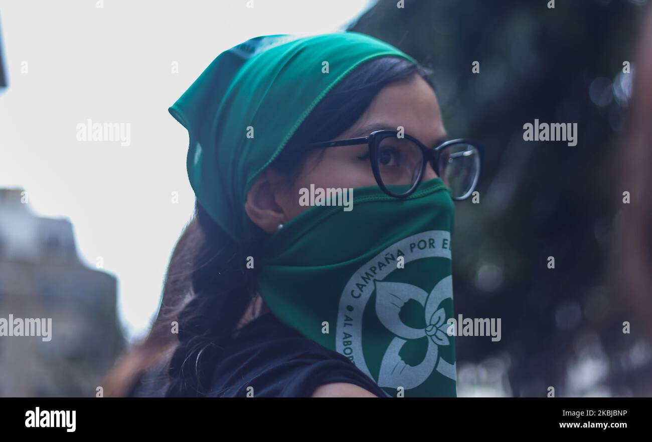 Une manifestation de militants pro-avortement devant la Cour constitutionnelle de Colombie à Bogota, en Colombie, sur 2 mars 2020. Des protestations ont eu lieu au cours du débat en raison de la proposition d'un magistrat de décriminaliser l'avortement dans les 16 premières semaines de gestation et pour 2 procès qui ont été demandés pour pénaliser complètement cette procédure. (Photo de Daniel Garzon Herazo/NurPhoto) Banque D'Images