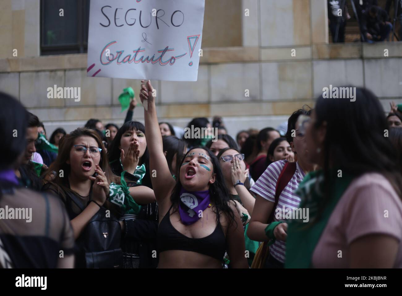 Des militants pro-avortement protestent devant la Cour constitutionnelle de Colombie à Bogota, en Colombie, sur 2 mars 2020. Des protestations ont eu lieu au cours du débat en raison de la proposition d'un magistrat de décriminaliser l'avortement dans les 16 premières semaines de gestation et pour 2 procès qui ont été demandés pour pénaliser complètement cette procédure. (Photo de Daniel Garzon Herazo/NurPhoto) Banque D'Images